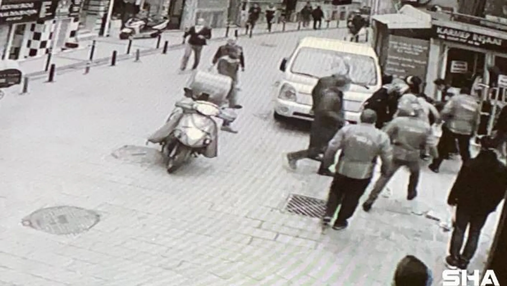 (Özel) Beşiktaş'ta nefes kesen kovalamaca: Polisten kaçan şüpheliye vatandaştan darp kamerada