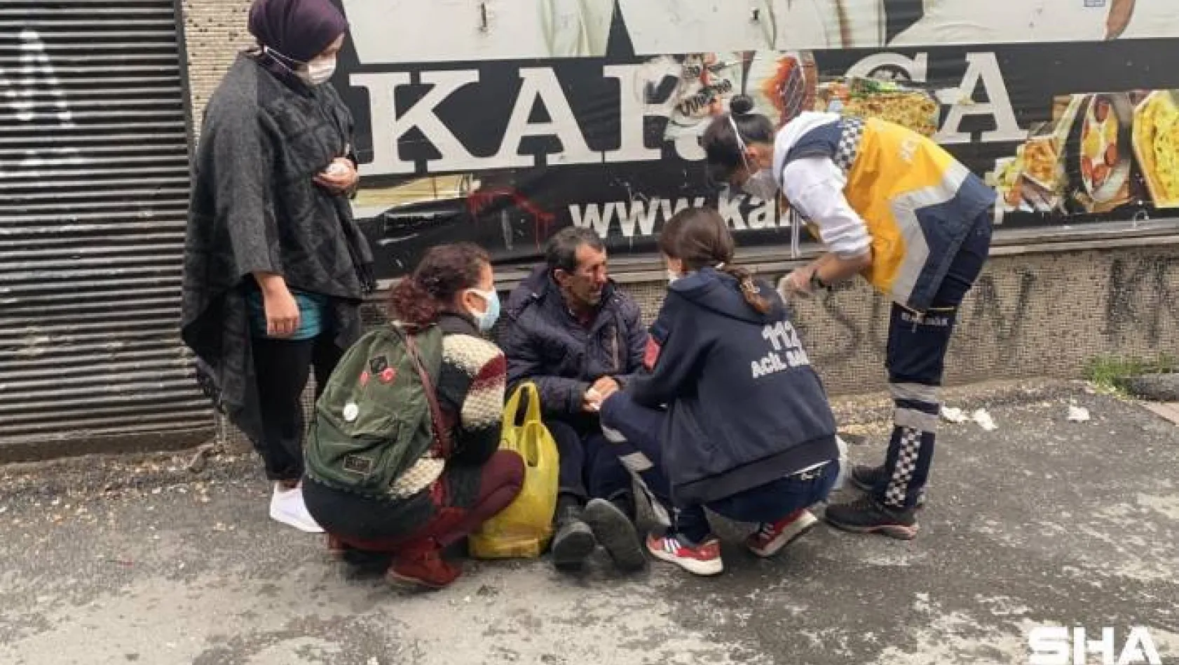 (Özel) Beyoğlu'nda darp dehşeti: Yaşlı adamı sokak ortasında dövüp kaçtı