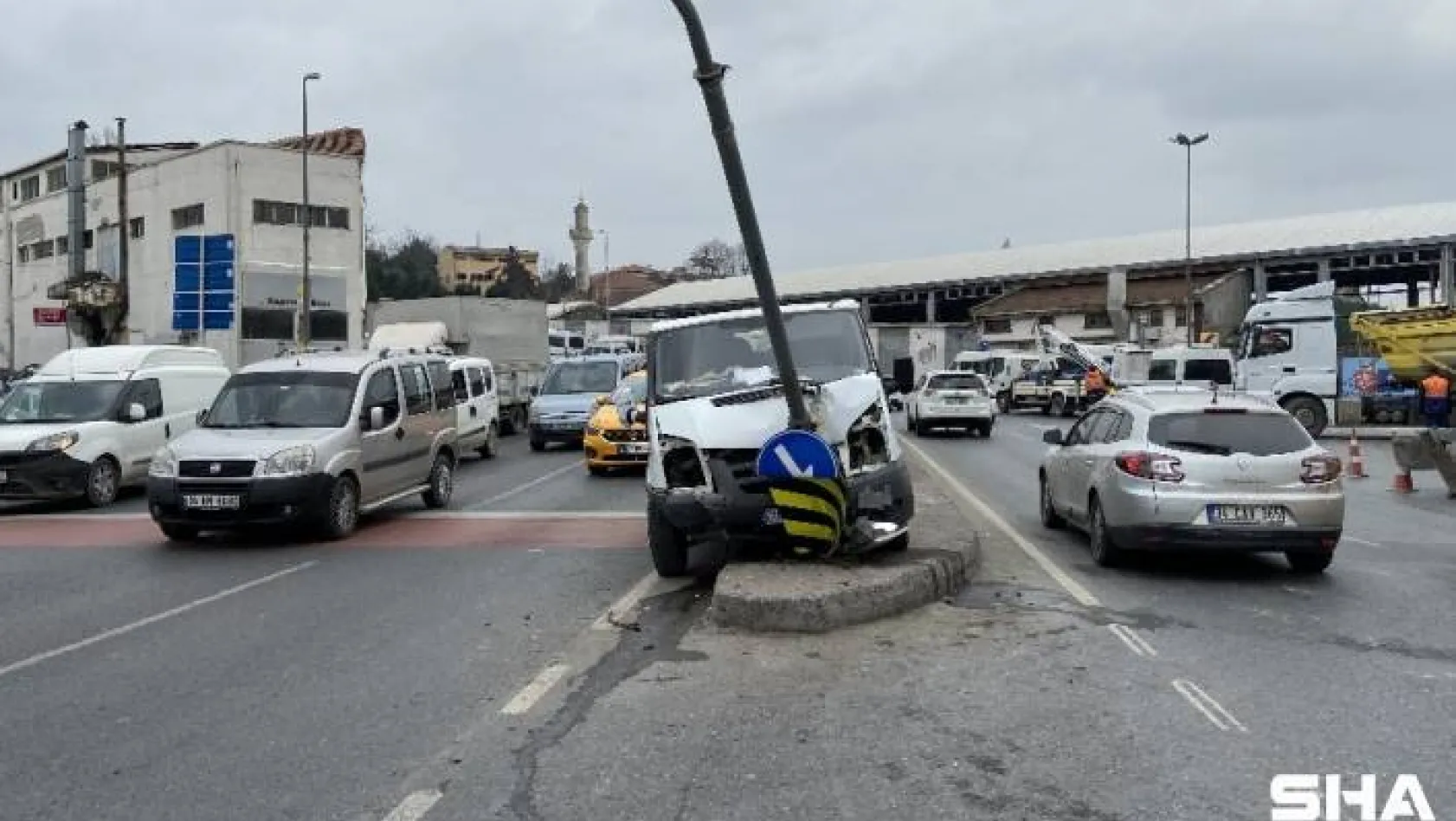 (Özel) Beyoğlu'nda feci kaza: Frenleri patlayan minibüs trafik ışığına daldı