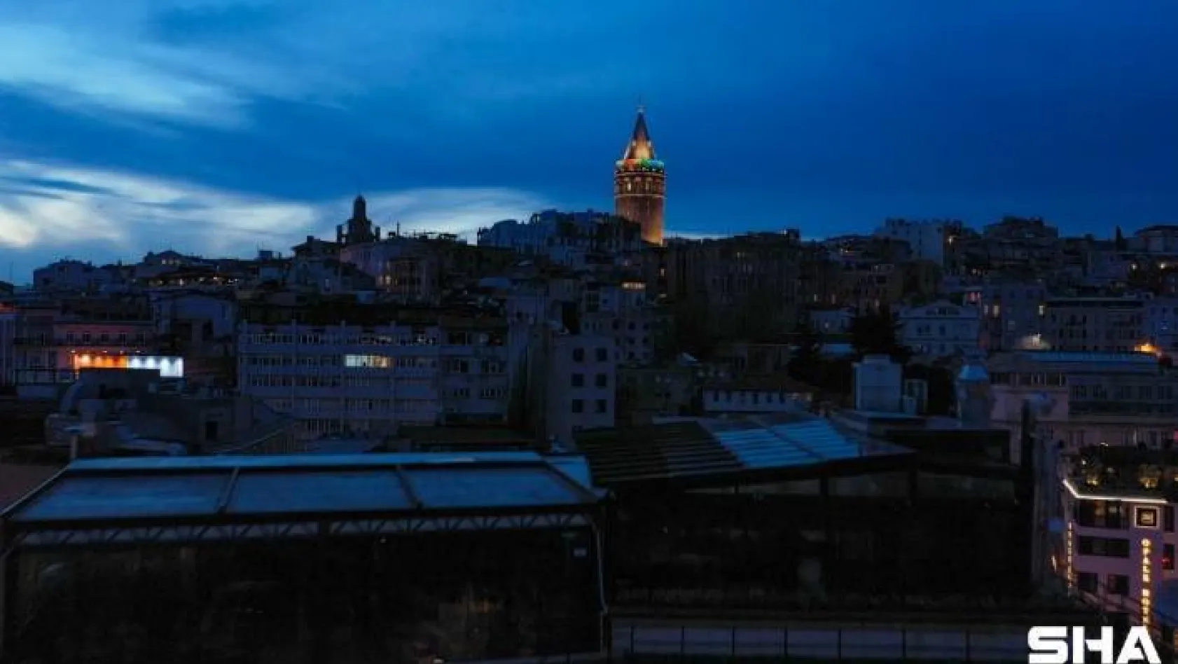(ÖZEL) Galata Kulesi'ne rengarenk ışıklandırma
