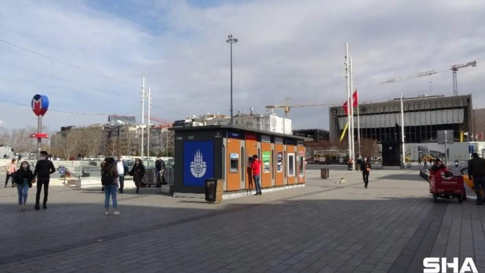 (Özel) İBB'nin tarihi Taksim Meydanına koyduğu ATM'ler büyük tepki çekti