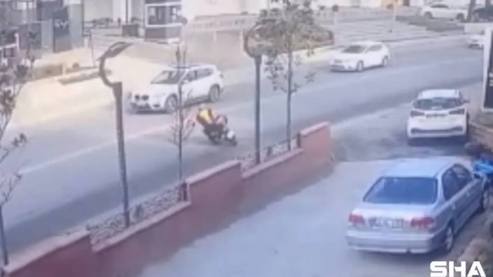 (Özel) İstanbul'da feci kaza kamerada: 30 metre sürüklenip aracın altına girdi