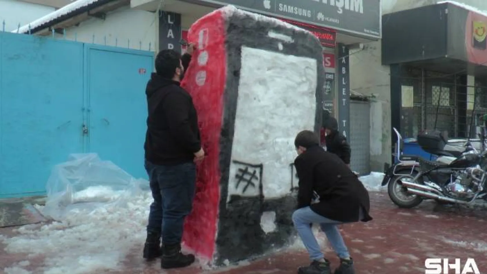 (Özel) Kardan adam yerine kardan cep telefonu yaptılar