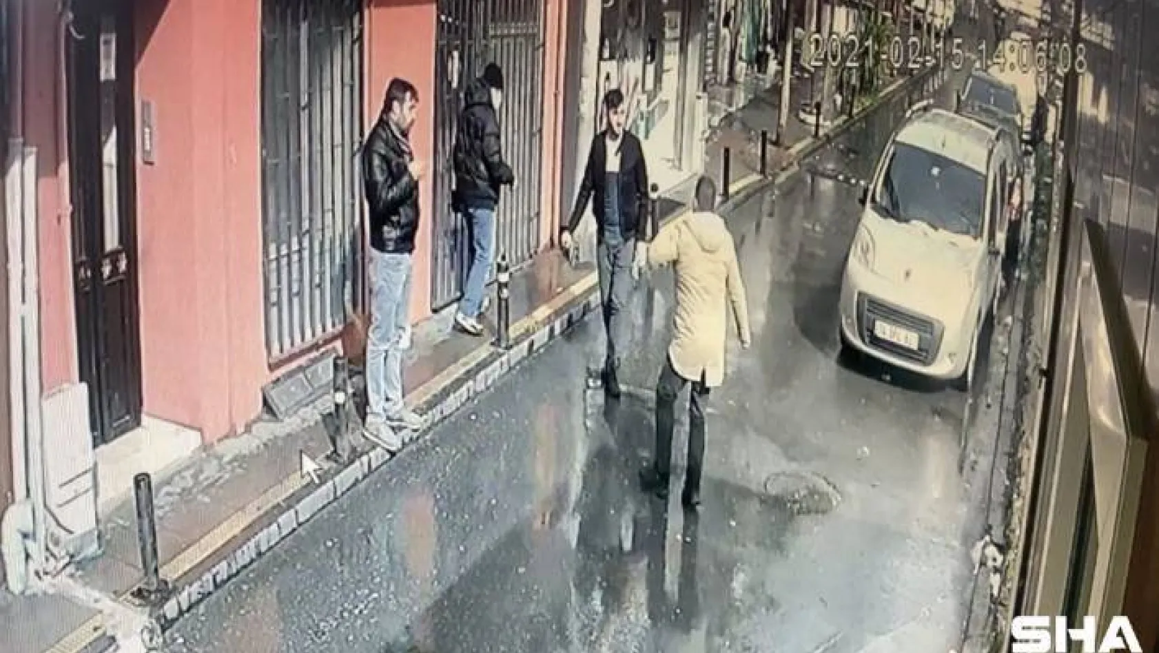 (Özel) Ortaköy'de aralarında husumet olan 2 kardeş sokak ortasında birbirini bıçakladı