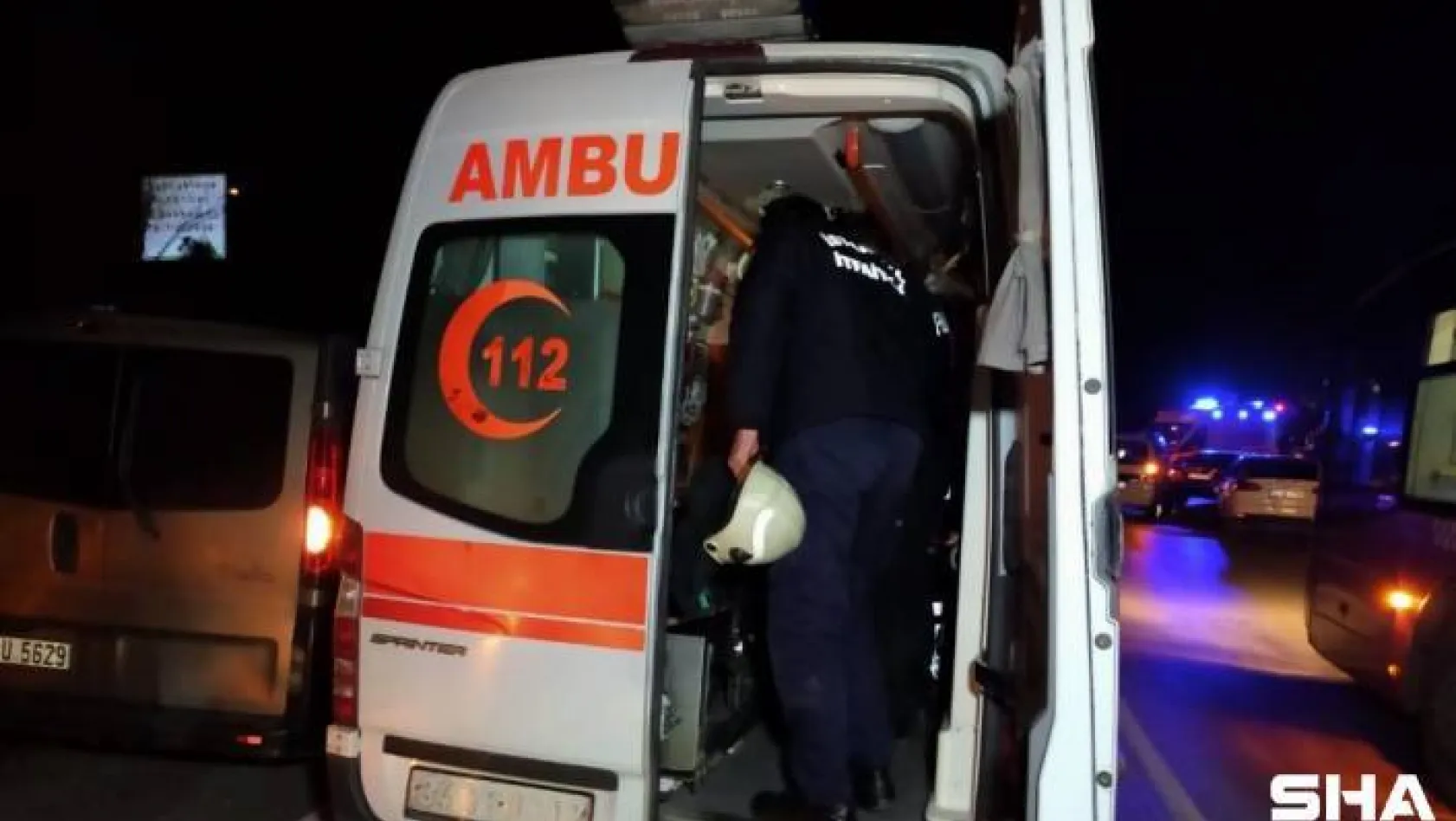 (Özel) Sancaktepe'de iki araç kafa kafaya çarpıştı: 1'i ağır 4 yaralı