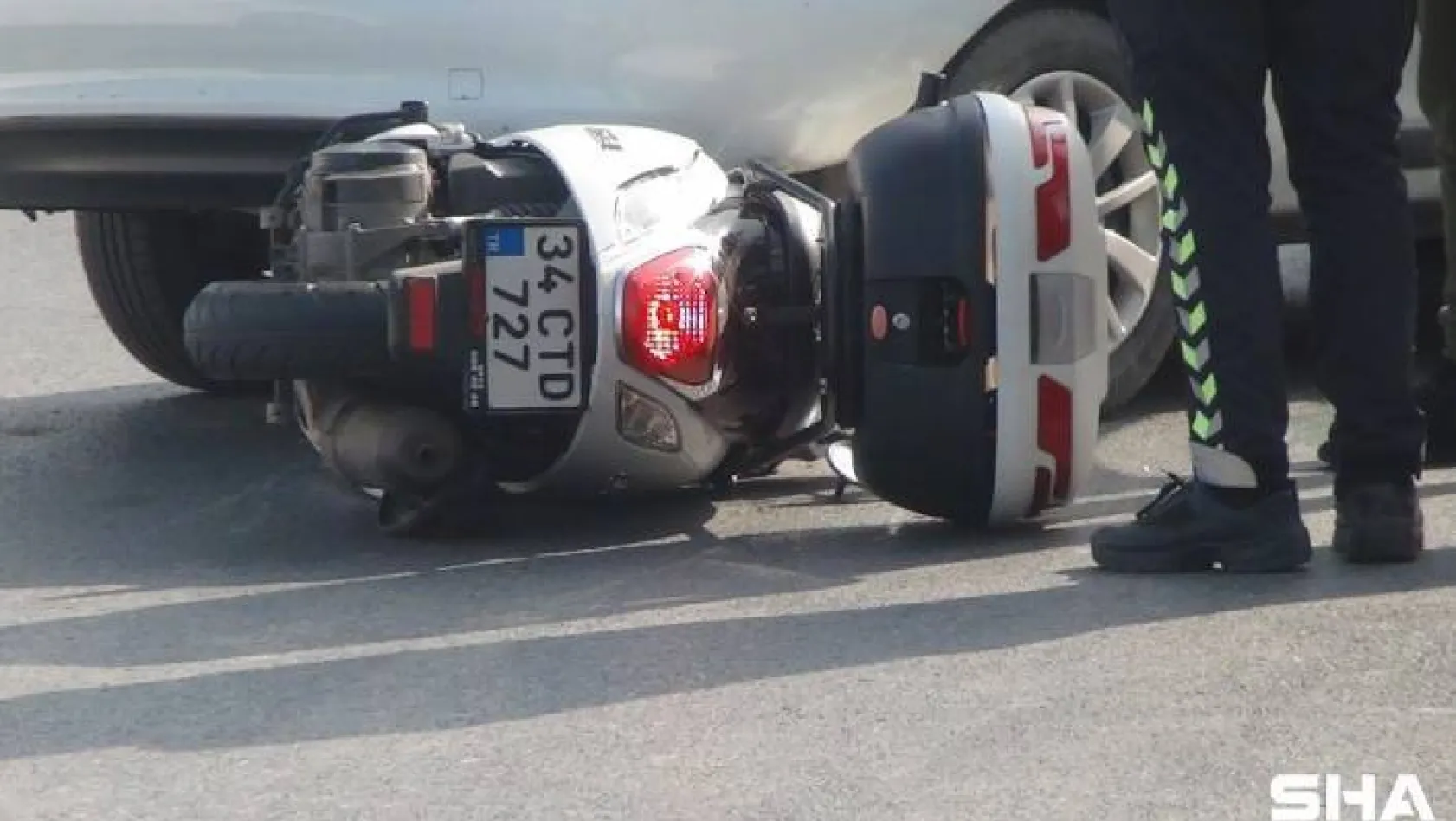 (Özel) Sarıyer'de feci kaza: Motosikletli otomobilin altına girdi