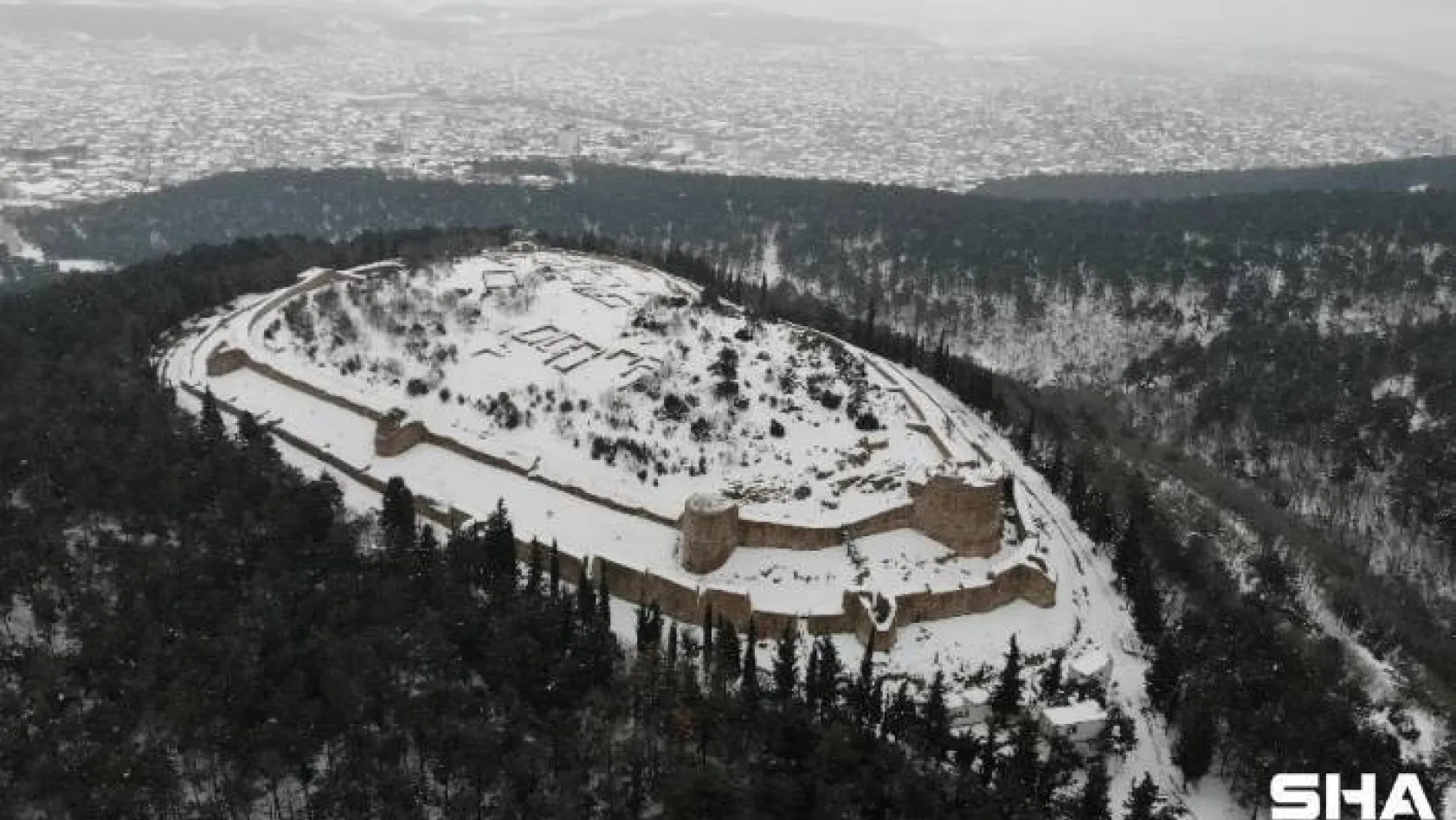 (ÖZEL)Tarihi Aydos Kalesi'nde kar yağışı kartpostallık görüntüler oluşturdu