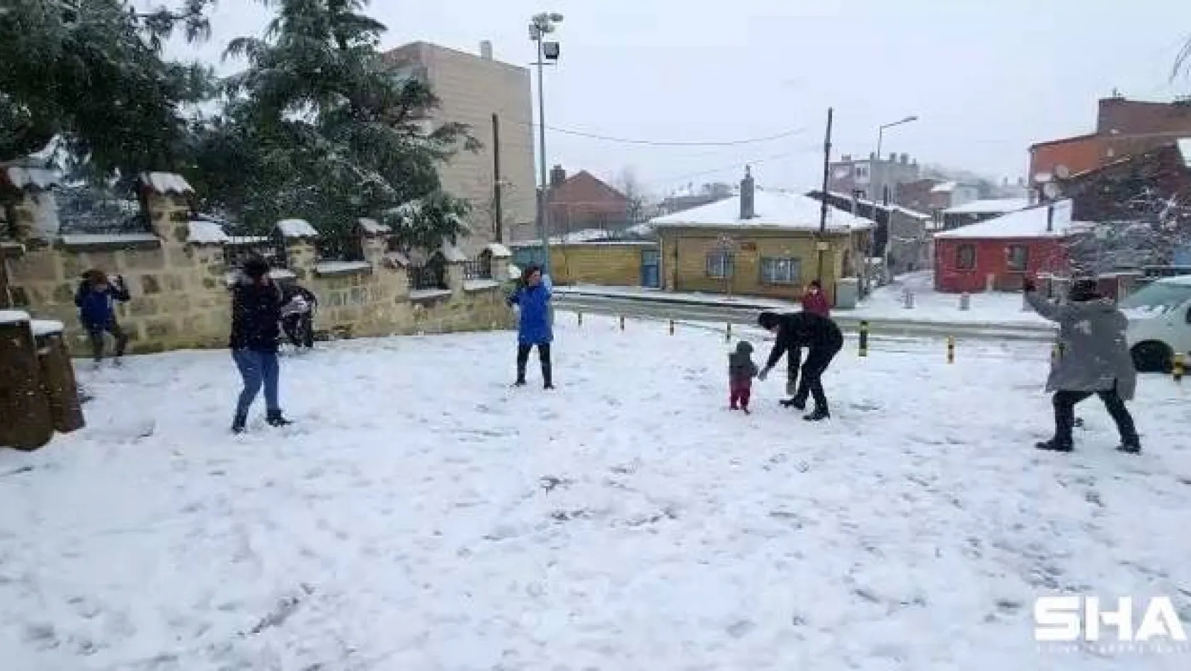 Silivri'de karı gören vatandaşlar kısıtlamayı unuttu