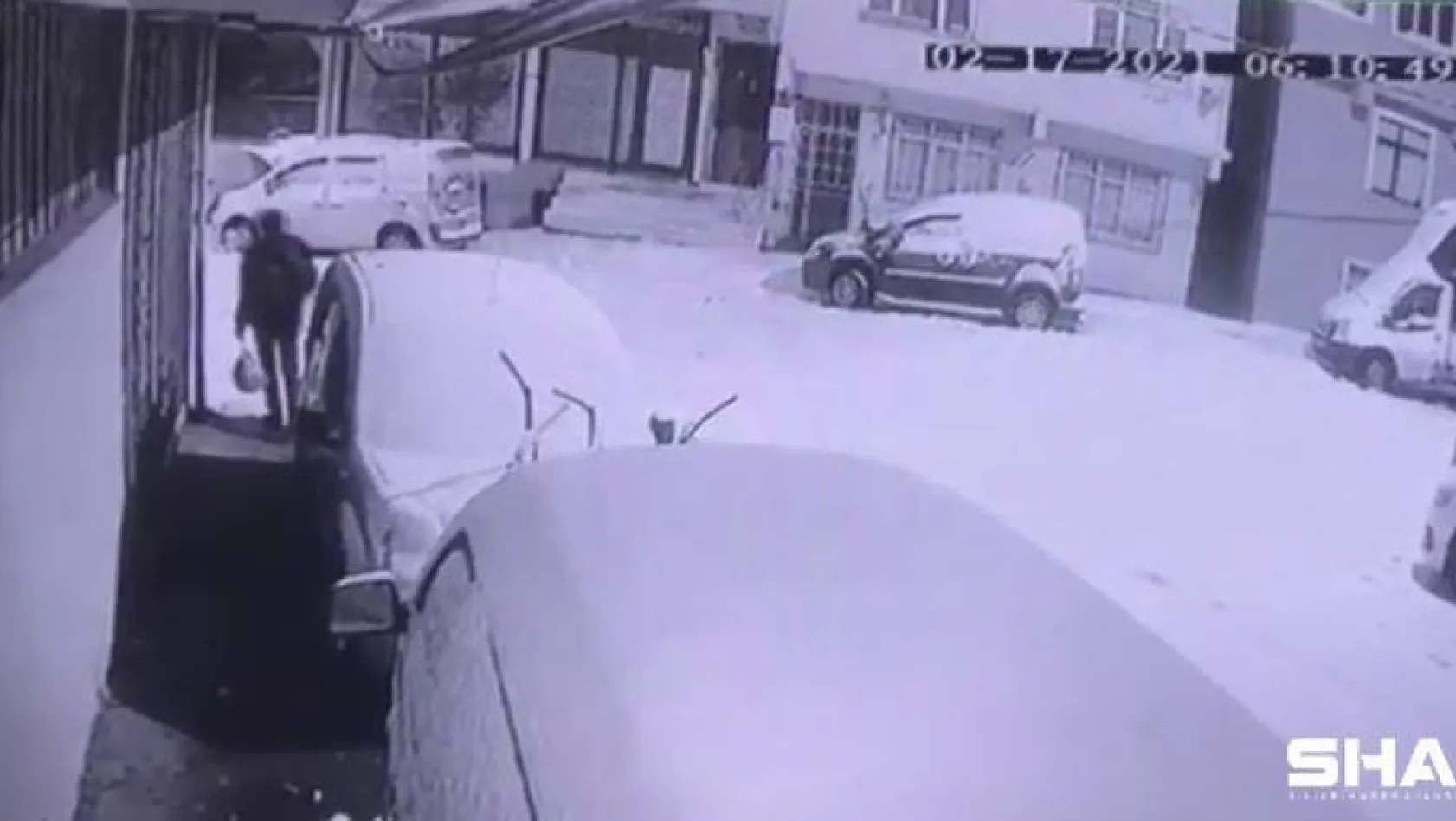 Sultanbeyli'de otomobilden hırsızlık kamerada