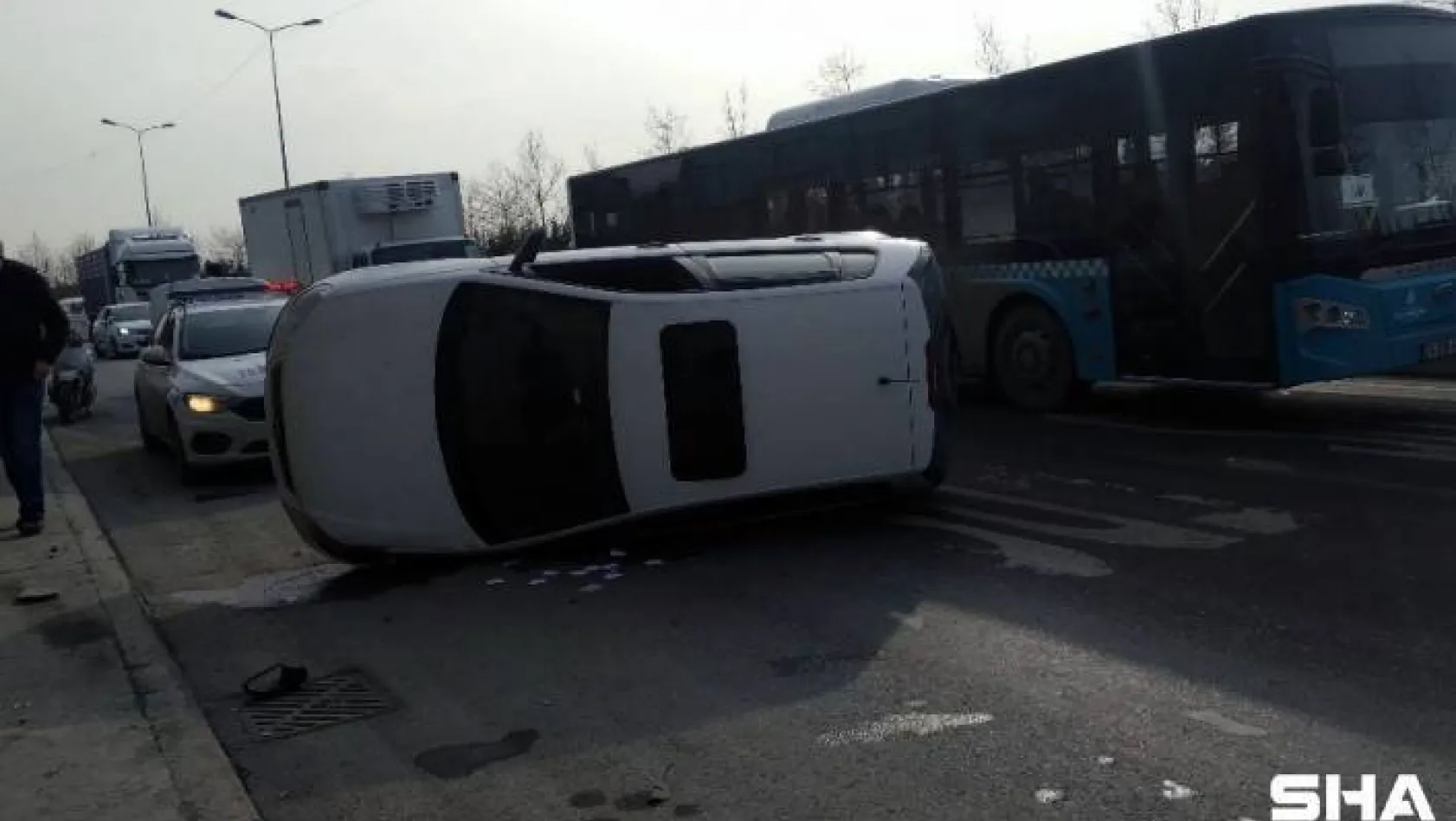 Sultangazi'de araç takla attı, kaza nedeniyle trafik oluştu