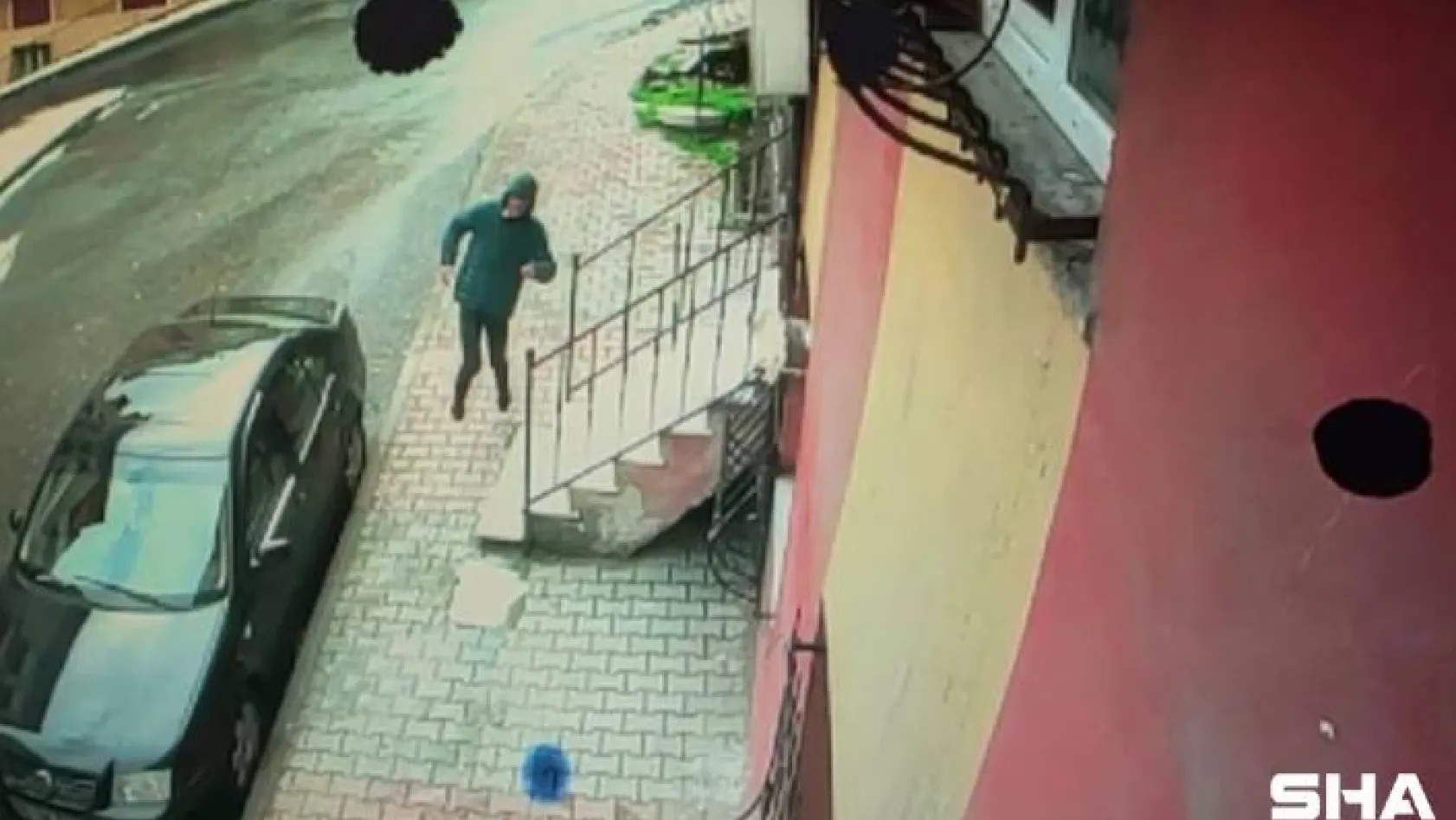 Sultangazi'de bacağından vurulan kişinin seke seke kaçtığı anlar kamerada
