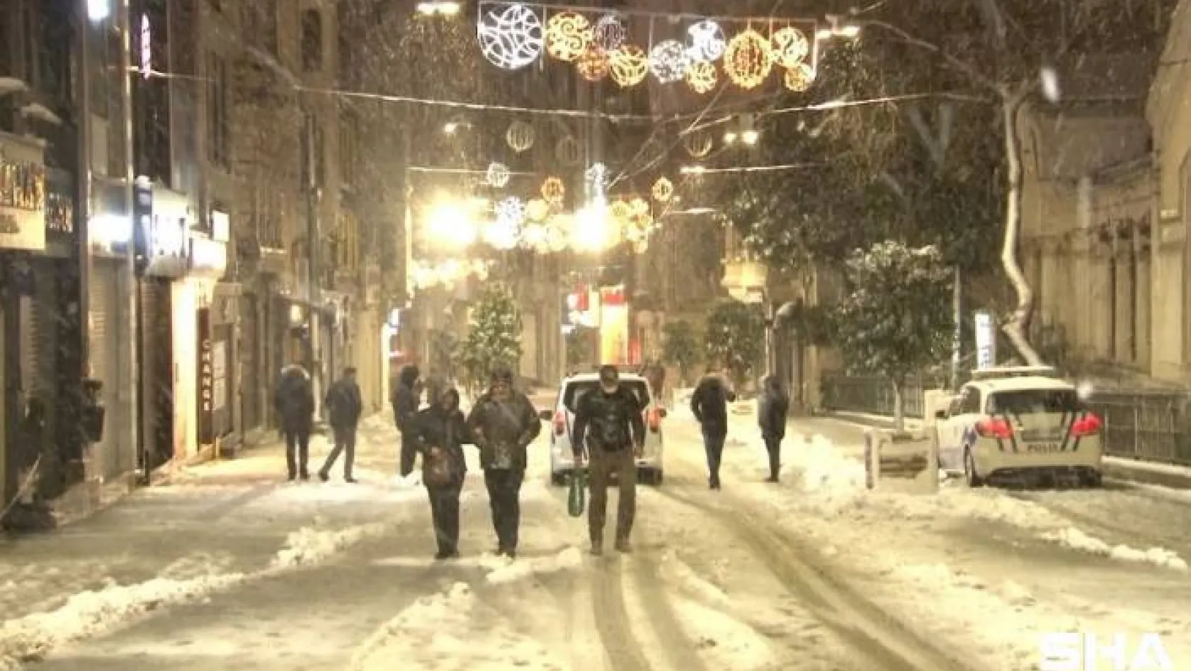 Taksim Meydanı kar yağışı ile birlikte beyaza büründü