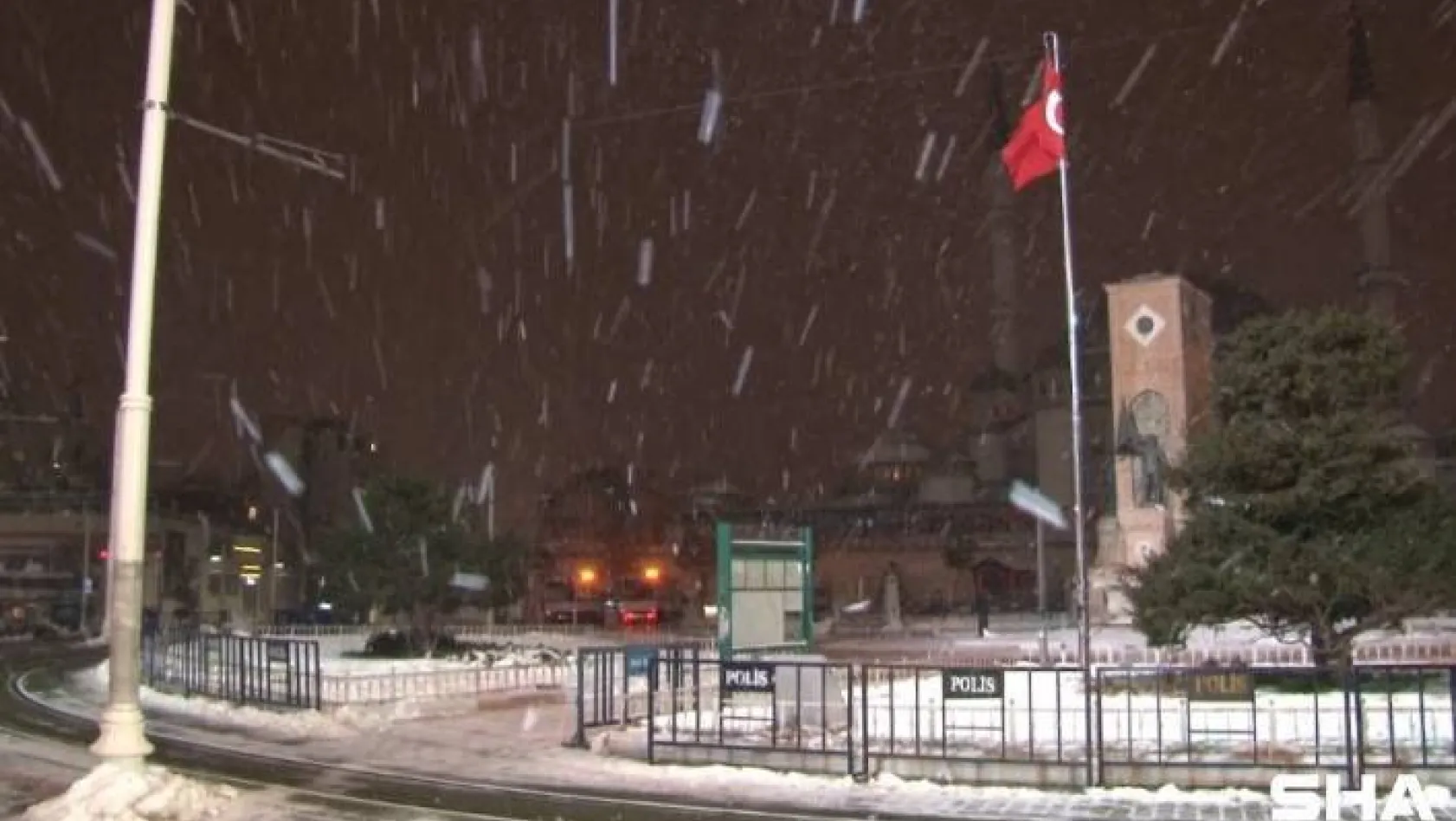 Taksim'de sabah saatlerinde kar yağışı etkili oluyor