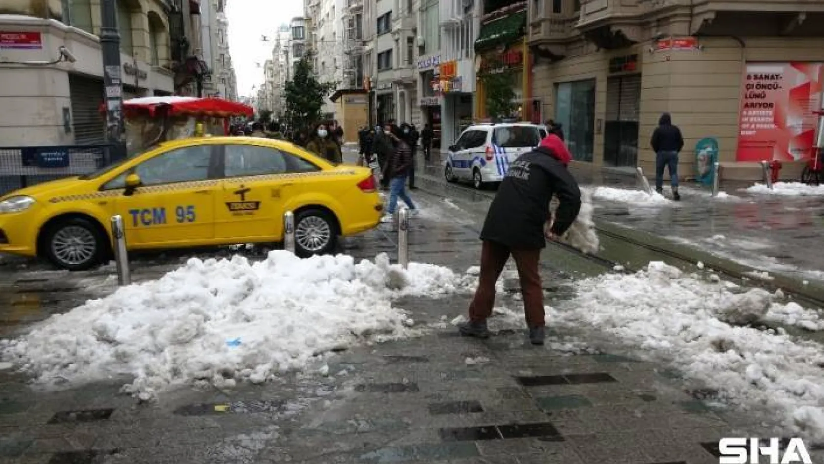 Taksim'den kar manzaraları: Kimi kar topu oynadı, kimi fotoğraf çektirdi