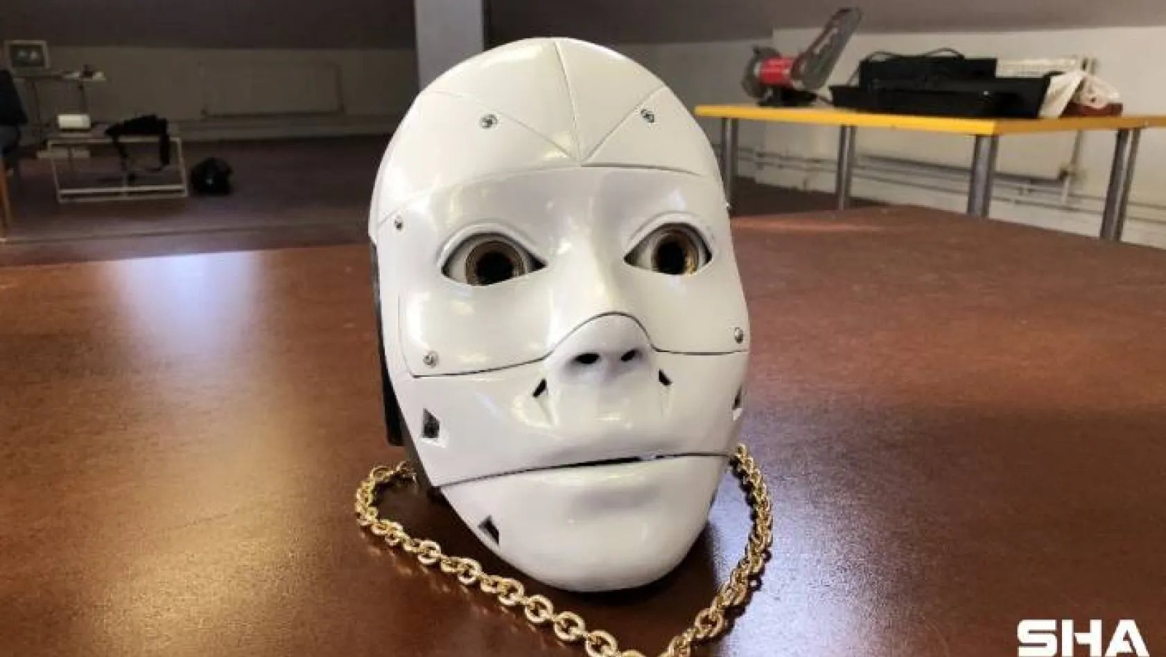 Türkçe rap yapan robottan sosyal mesafe ve maske uyarısı