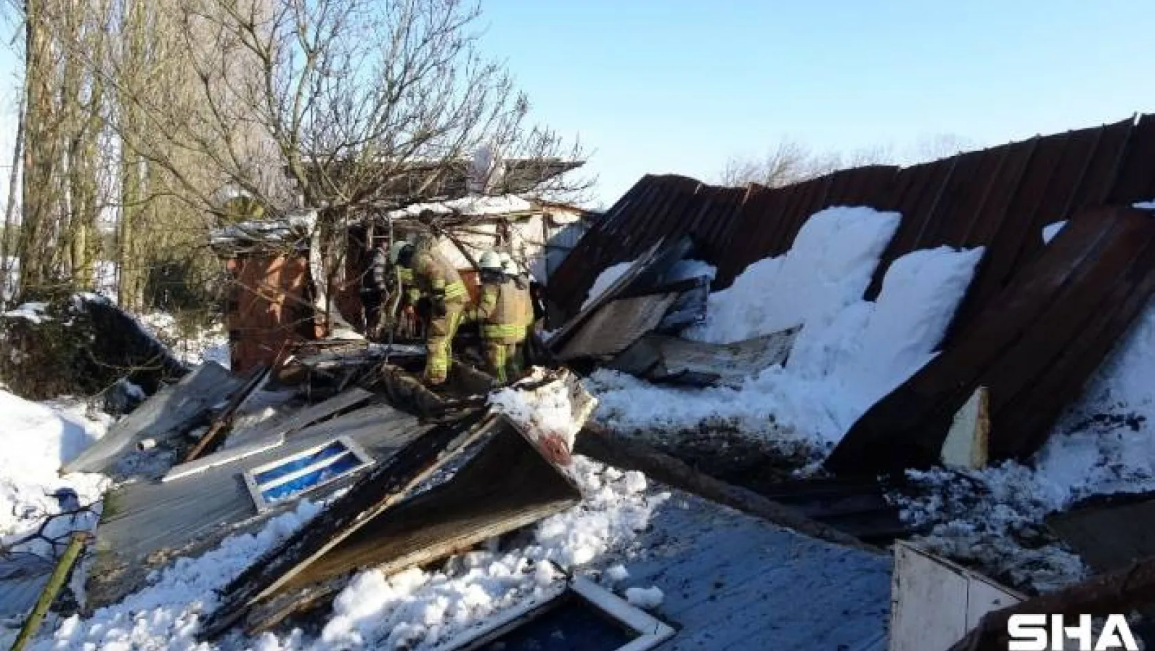 Tuzla'da ahırın çatısı çöktü, 60'a yakın hayvan kurtarıldı