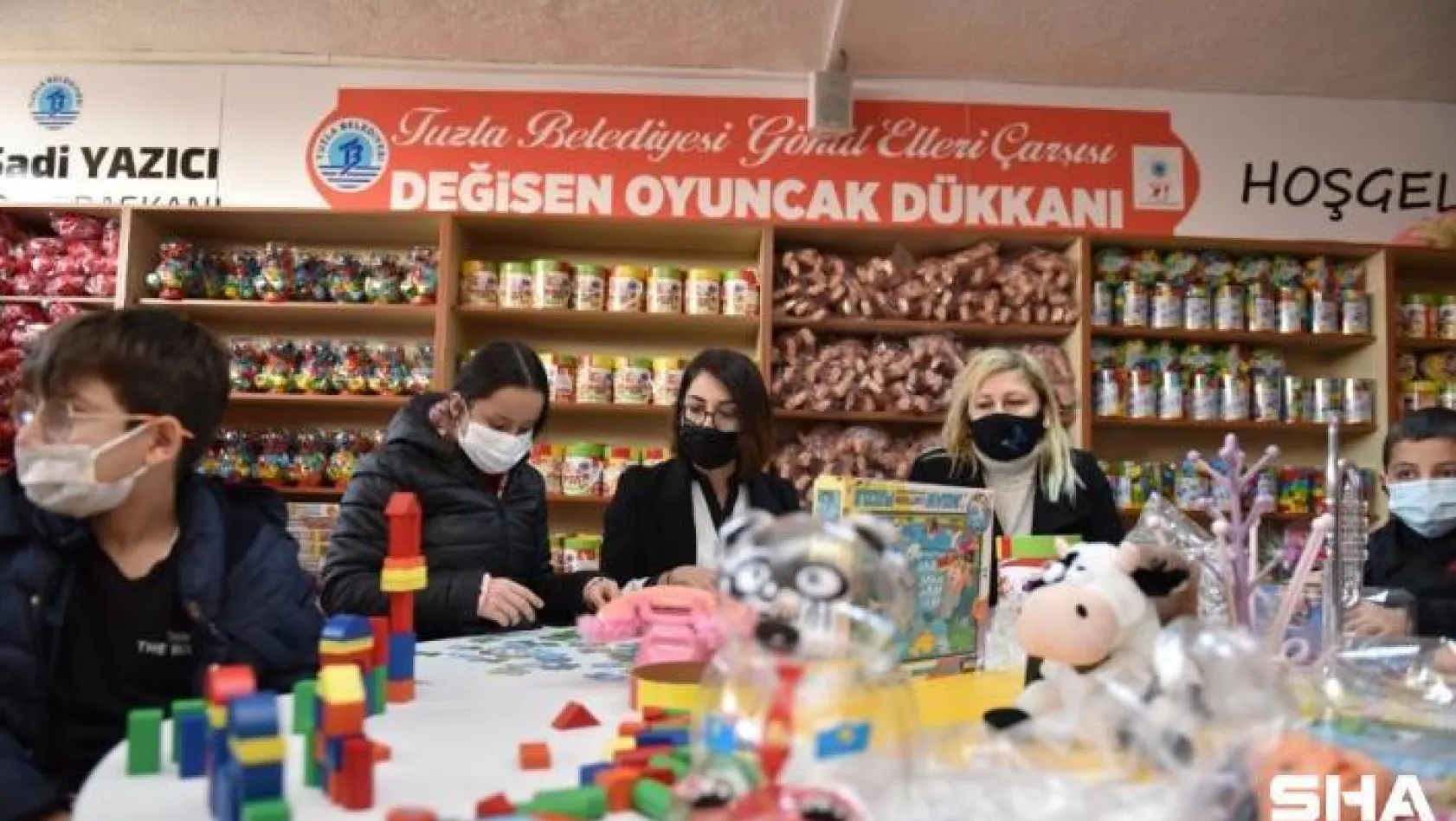 Tuzla'da ihtiyaç sahibi çocuklar hem oyun oynuyor hem de oyuncak sahibi oluyor