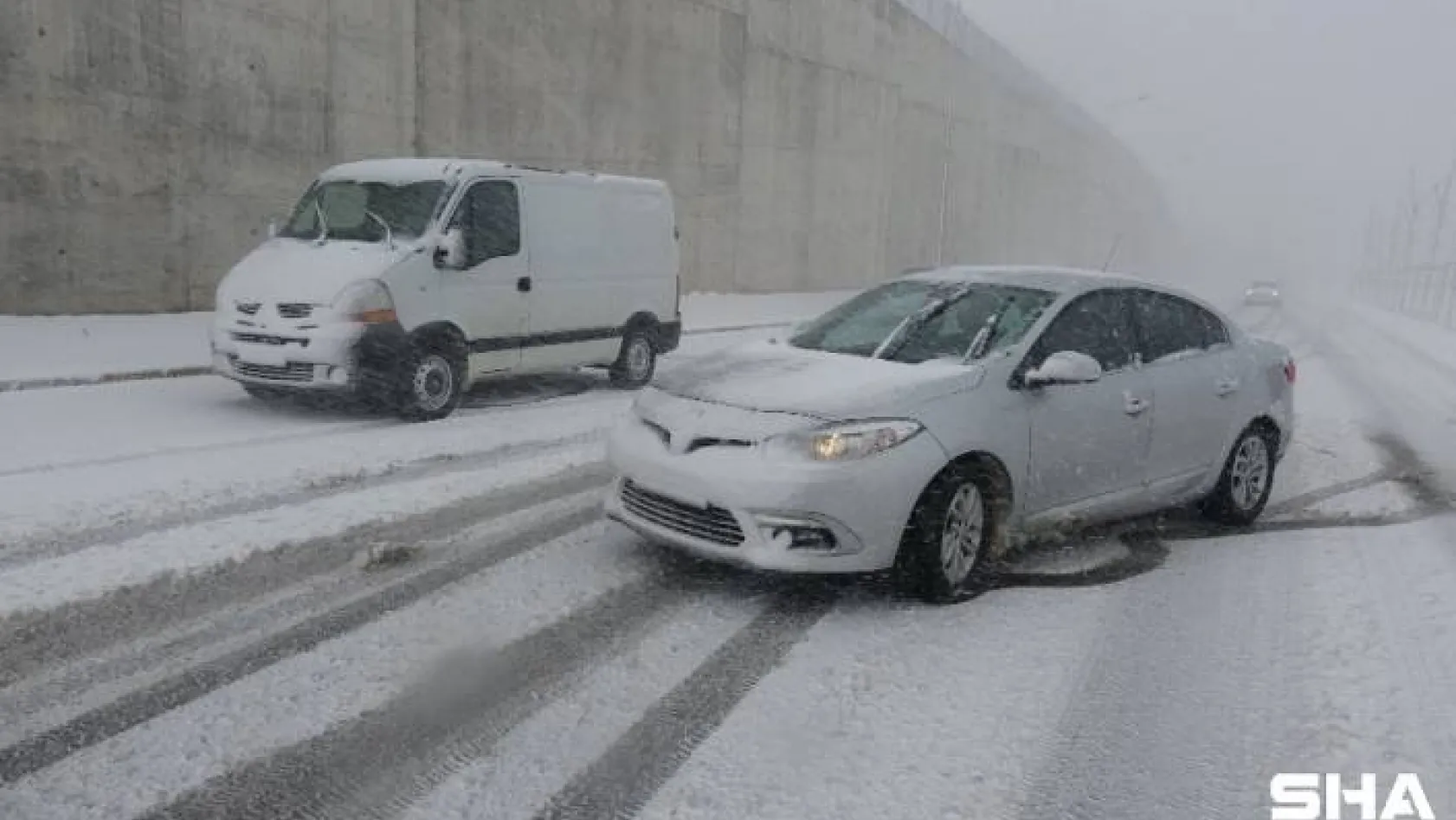 Tuzla'da rampadan çıkamayan 10 araç karlı yolda mahsur kaldı