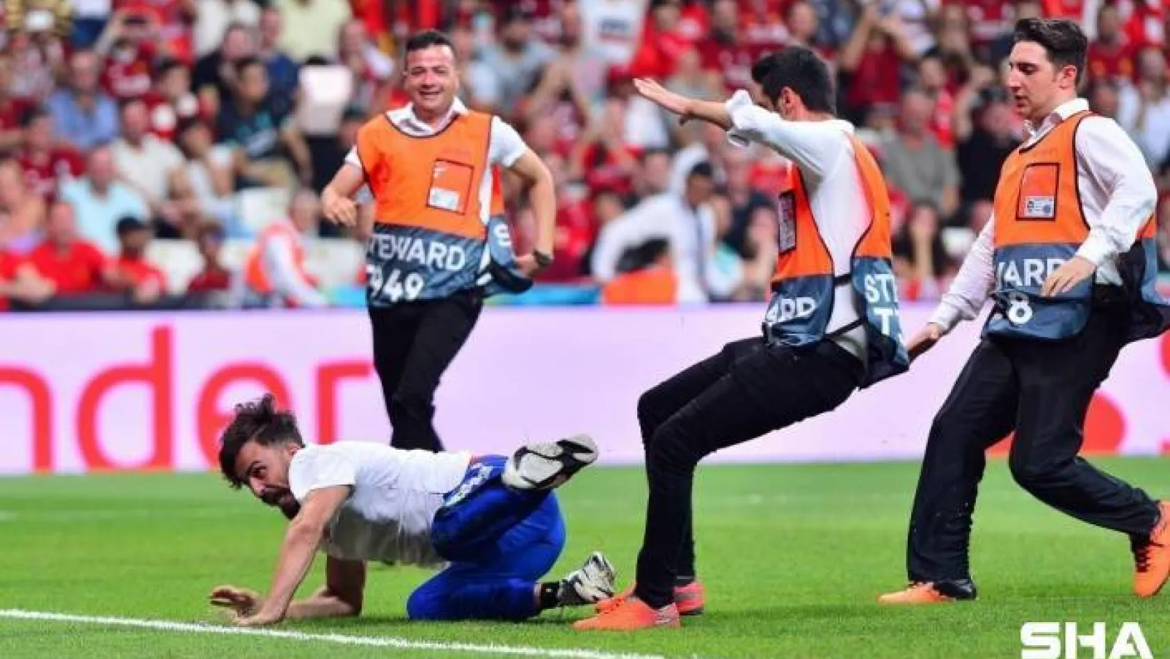 UEFA Süper Kupa final maçında sahaya atlayan Youtuber'a hapis cezası