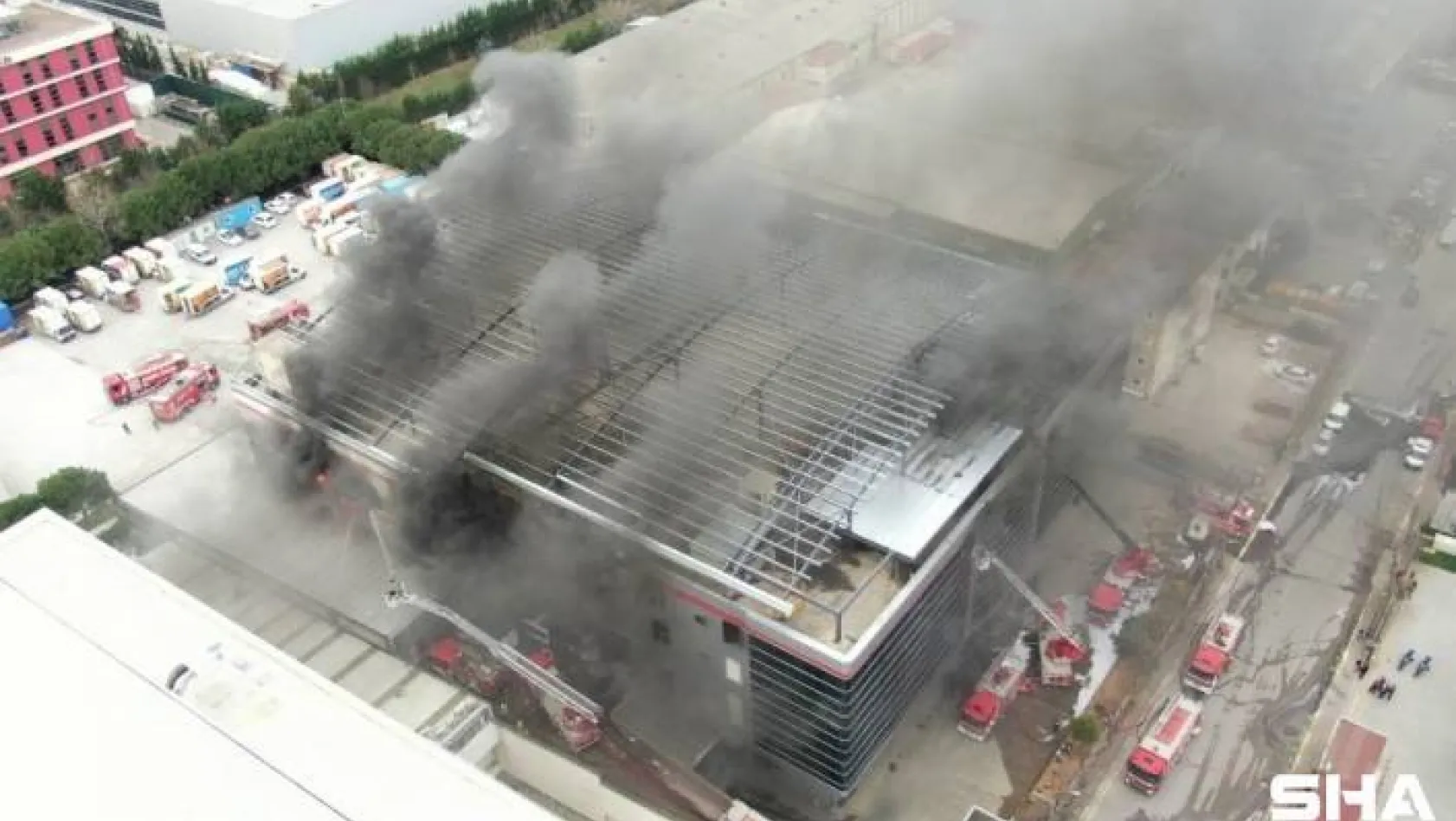 Ümraniye'de fabrikada çıkan yangın havadan görüntülendi