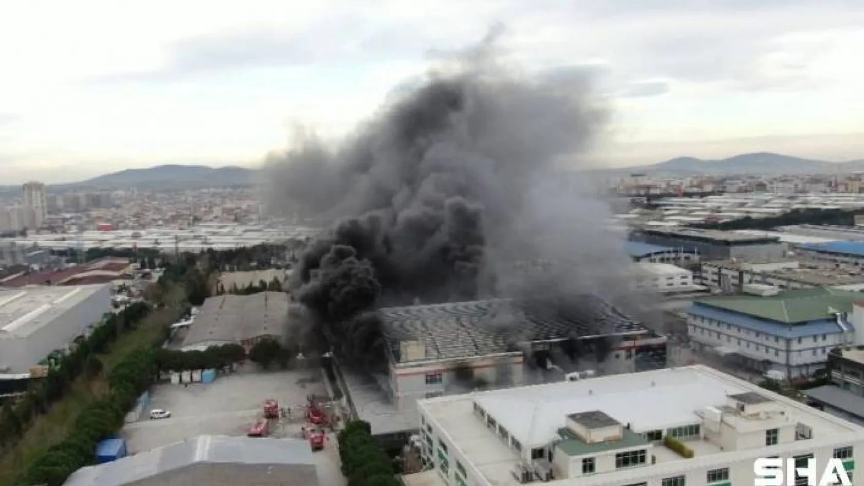 Ümraniye'de fabrikadaki yangın havadan görüntülendi
