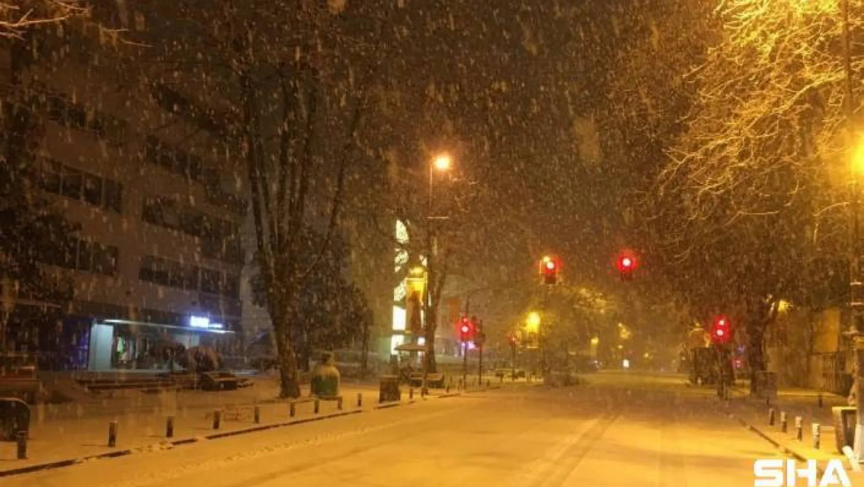 Yoğun kar yağışının devam ettiği Anadolu Yakasında Bağdat Caddesi beyaza büründü
