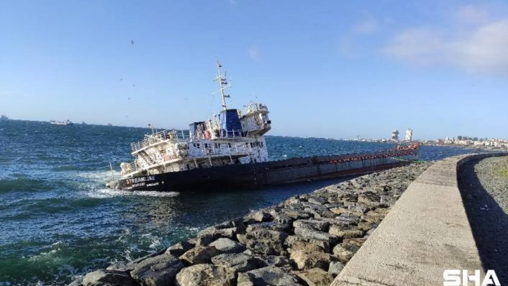 Zeytinburnu'nda karaya oturan gemi batmasın diye halatla taşlara bağlandı