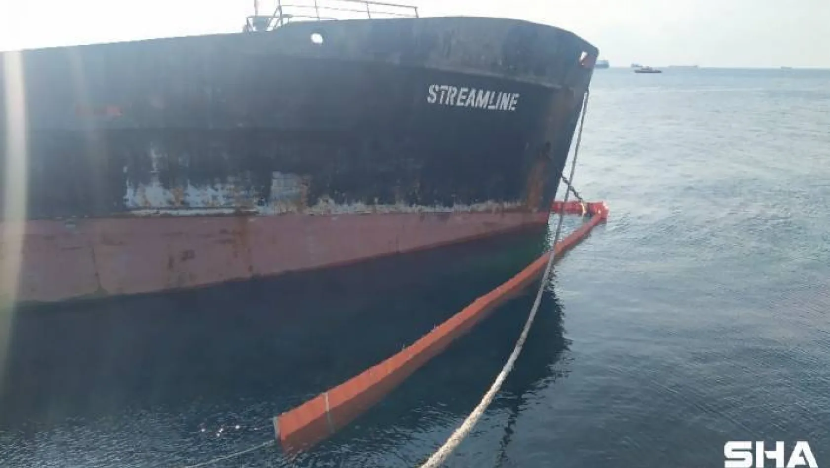 Zeytinburnu'nda yan yatan gemiye halat önlemi