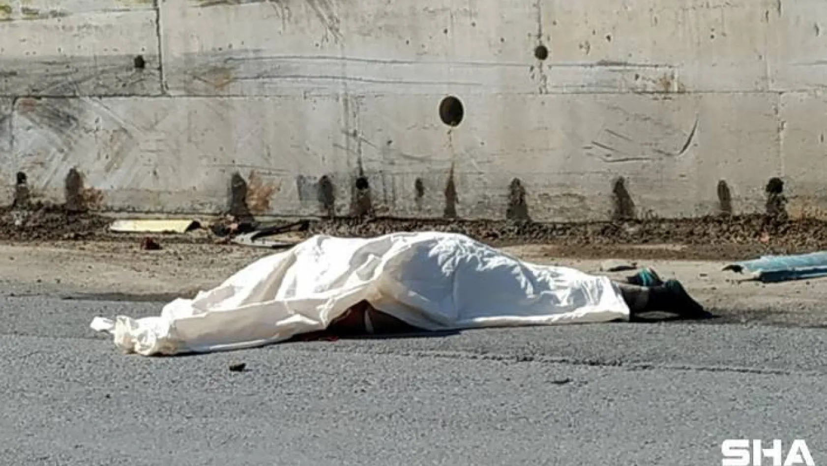 Arnavutköy'de freni boşalan kamyondan atlayan şoför, feci şekilde hayatını kaybetti