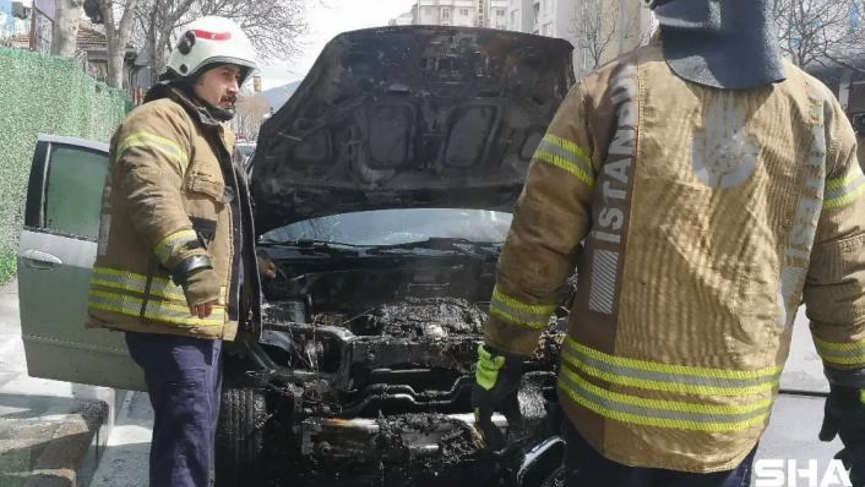 Ataşehir'de park halindeki araç alev alev yandı