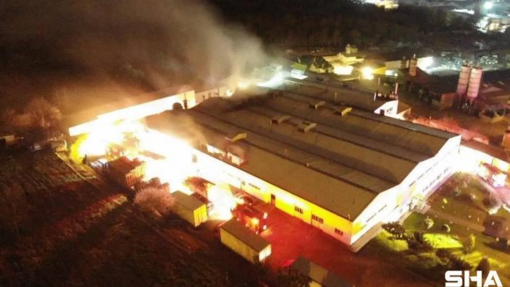 Çekmeköy Ömerli'de bulunan iki katlı bir gıda fabrikasında bilinmeyen bir sebeple yangın çıktı. Olay yerine Ömerli, Sancaktepe, Ümraniye, Sultanbeyli ve Kartal'dan itfaiye ekipleri sevk edildi.