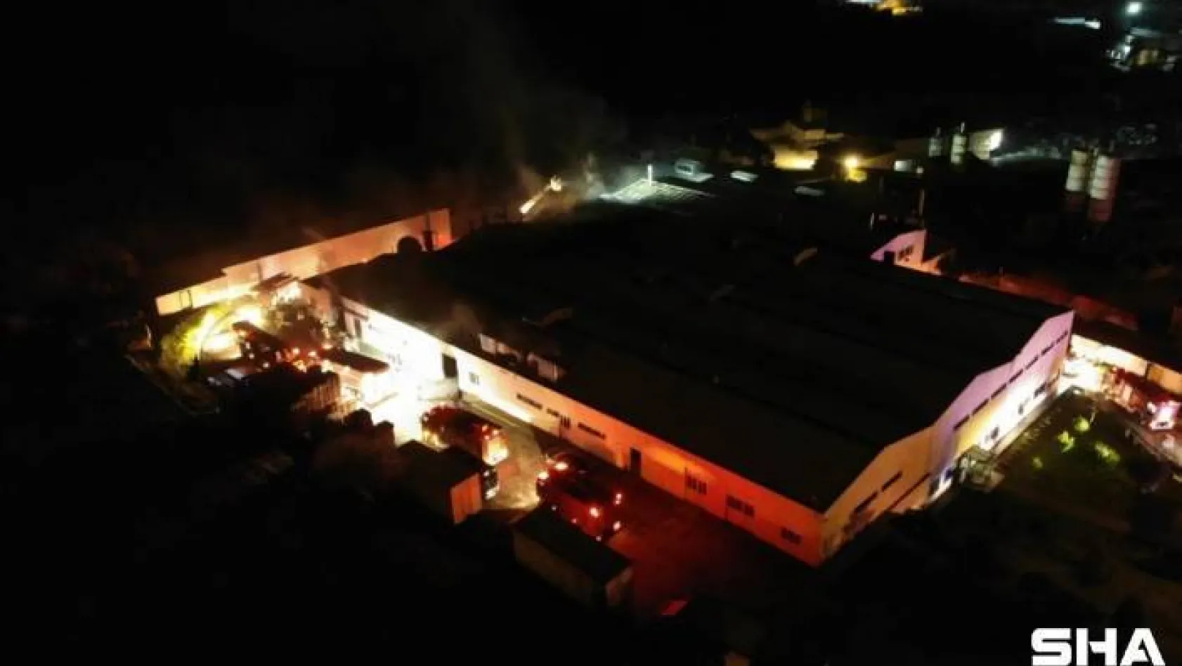 Çekmeköy'de gıda üretim tesisinde çıkan fabrika yangını kontrol altına alındı