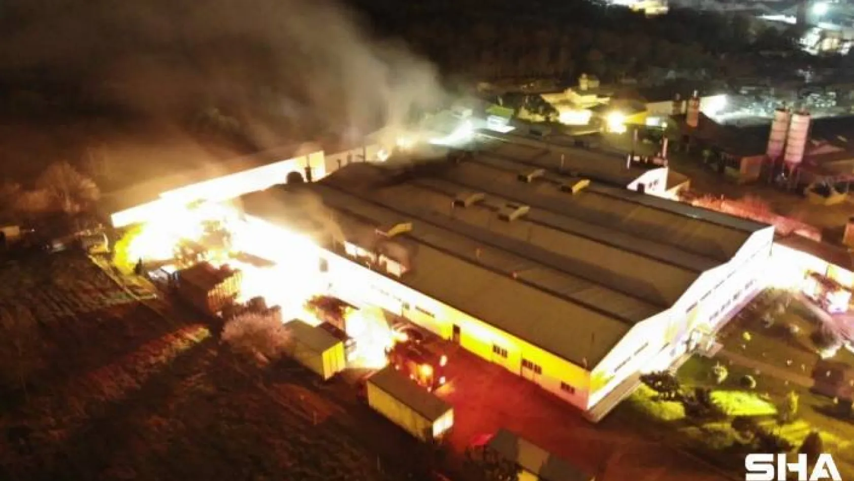 Çekmeköy'de korkutan fabrika yangını havadan görüntülendi