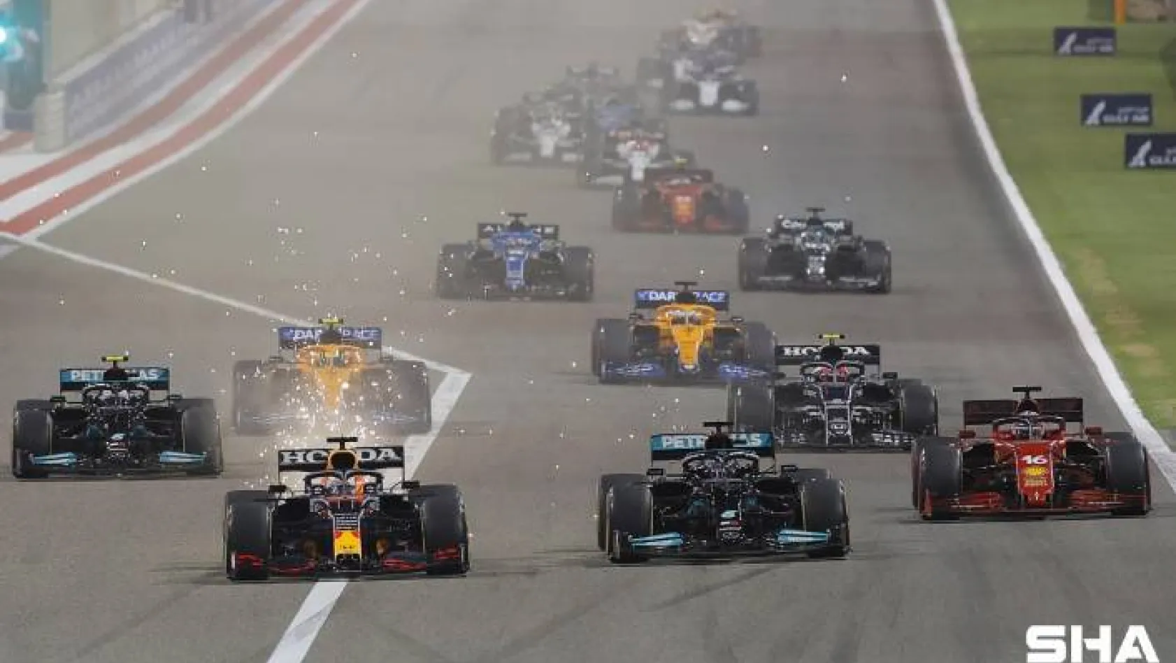 Formula 1'de sezonun ilk yarışı Lewis Hamilton'ın