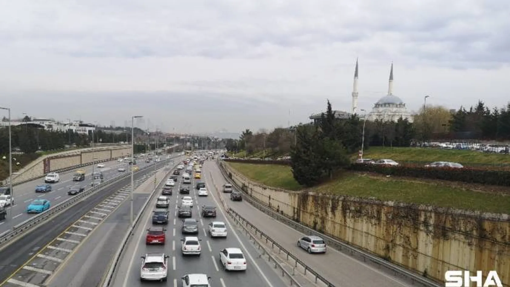 İstanbul'da  cumartesi günü kısıtlamanın kalkmasıyla trafik yoğunluğu oluştu