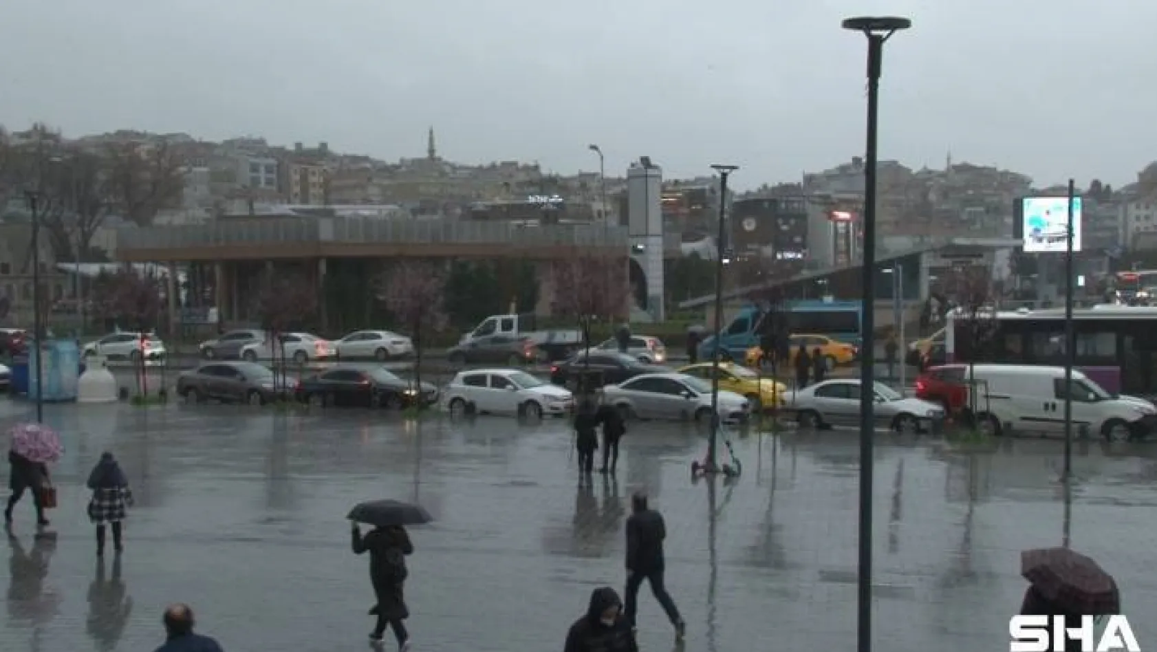 İstanbul'da gök gürültülü sağanak yağış başladı