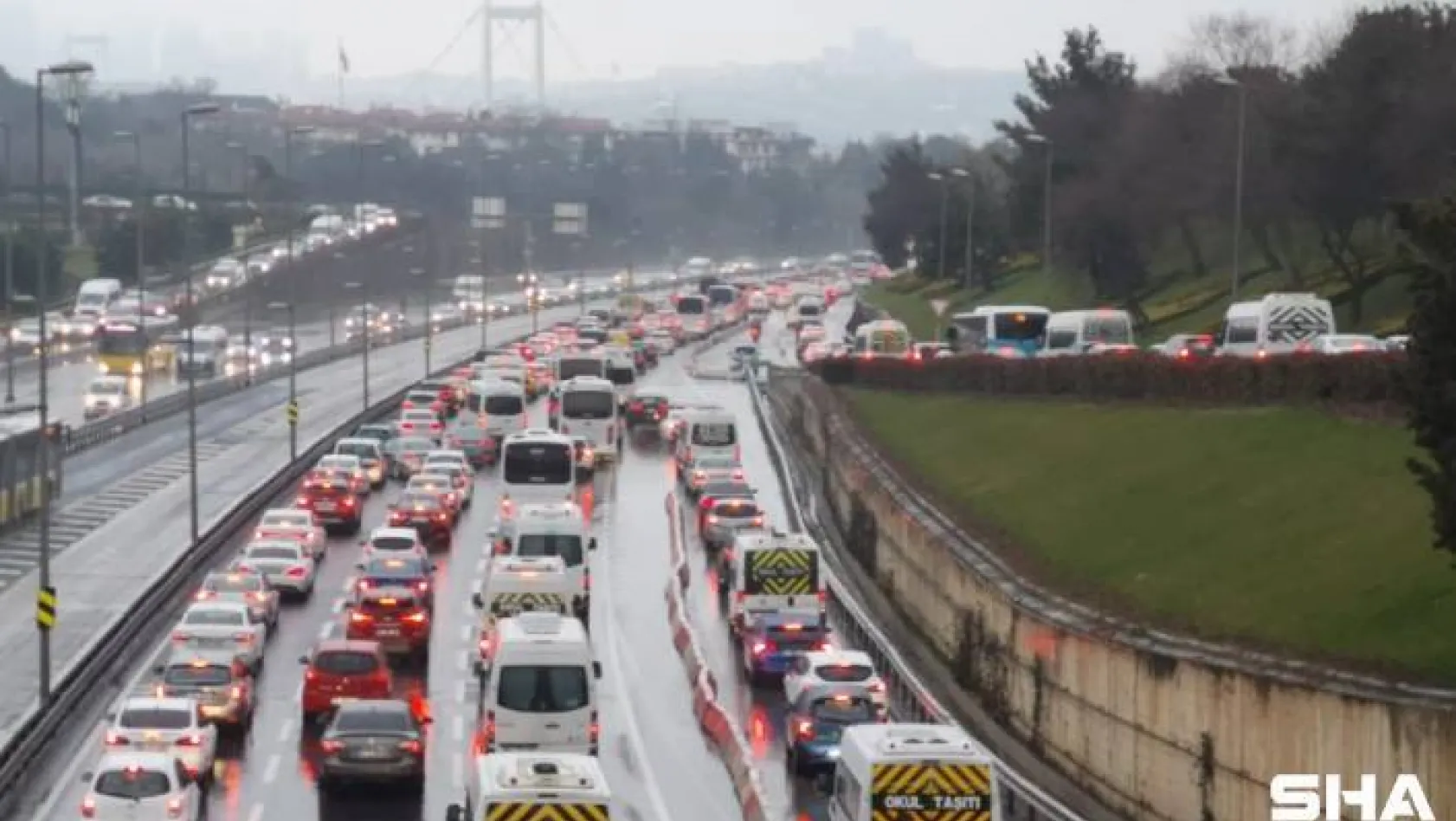İstanbul'da kar nedeniyle trafik yoğunluğu yüzde 65'lere çıktı
