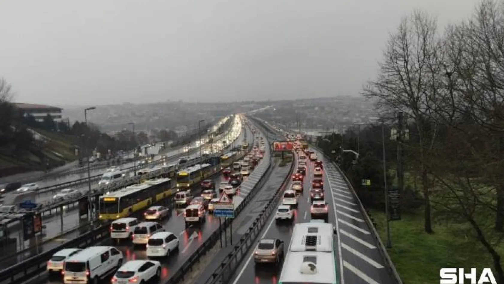 İstanbul'da kar yağışı trafiği durma noktasına getirdi