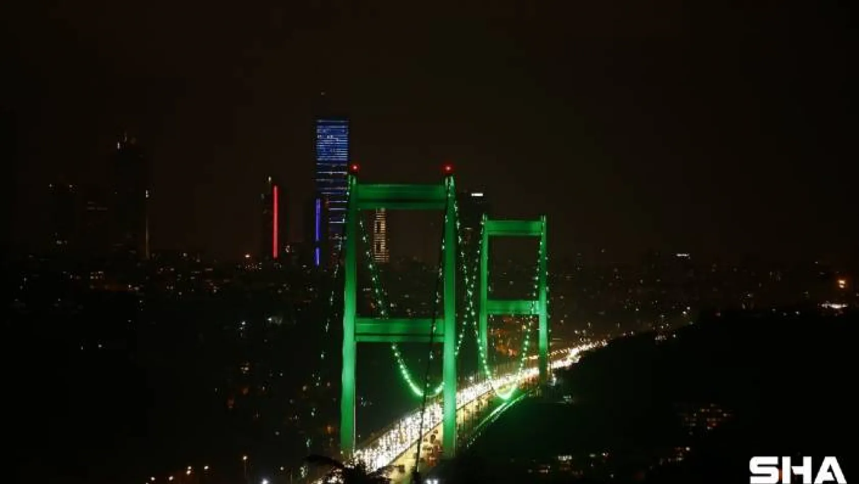 İstanbul'da köprüler yeşil renk ile aydınlatıldı