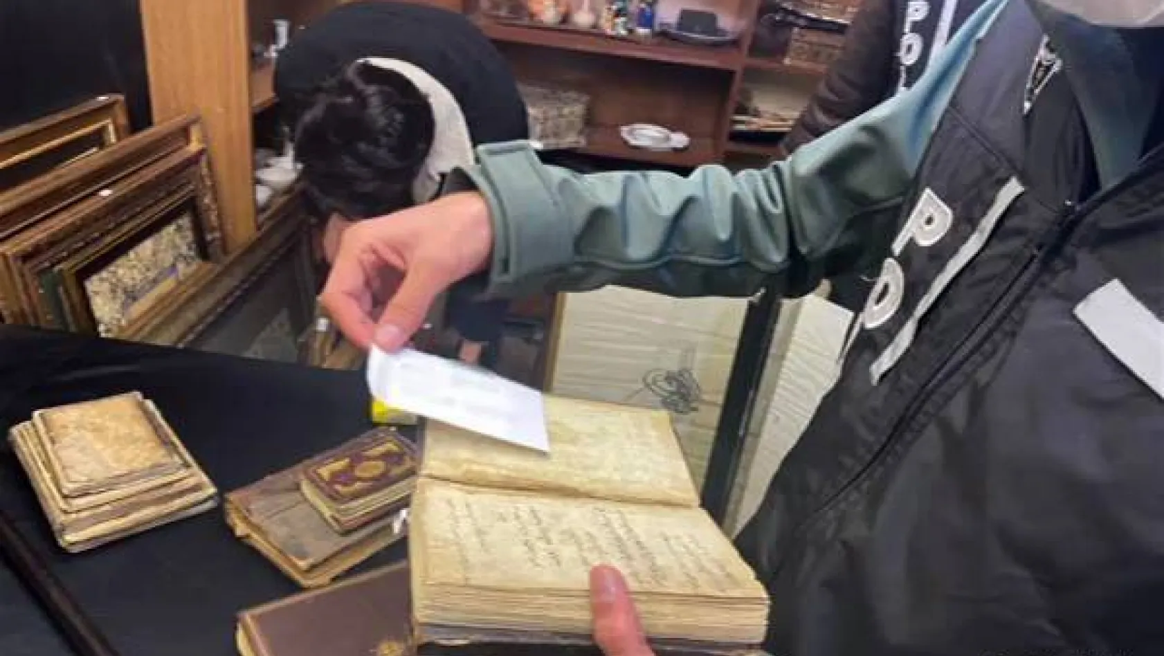 İstanbul'da tarihi eser operasyonu: El yazması Kuran'ı Kerim ele geçirildi