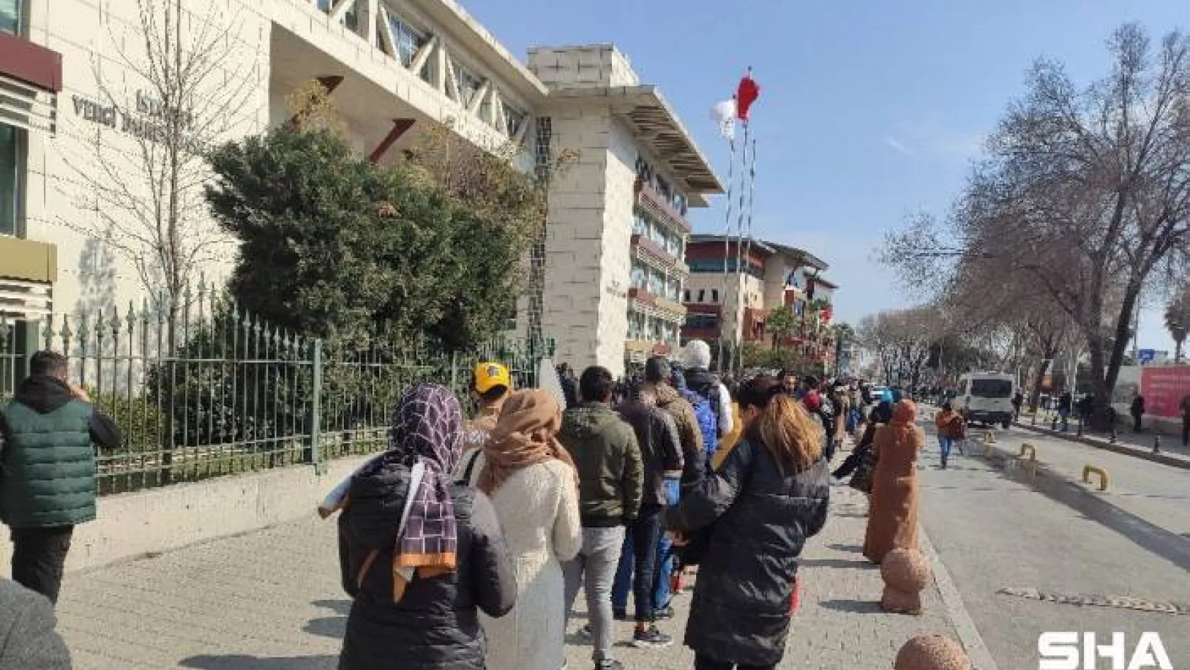 İstanbul'da vergi dairesi önünde uzun kuyruklar
