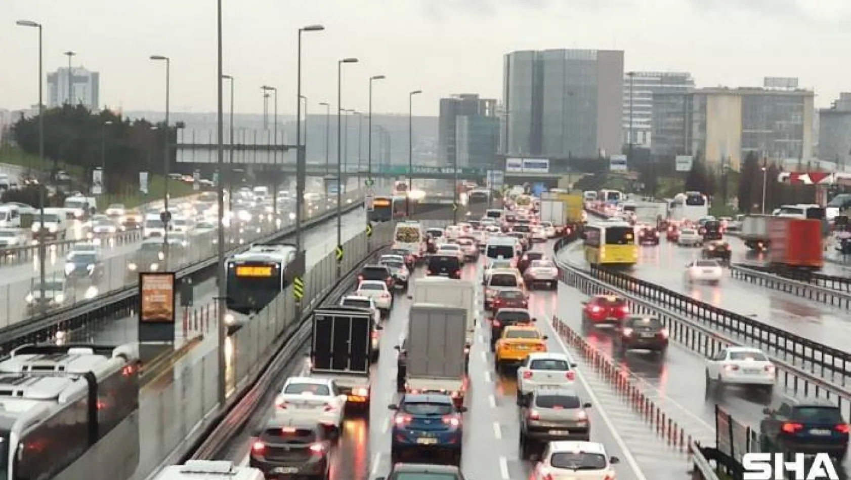 İstanbul'da yağışlı hava trafiği felç etti