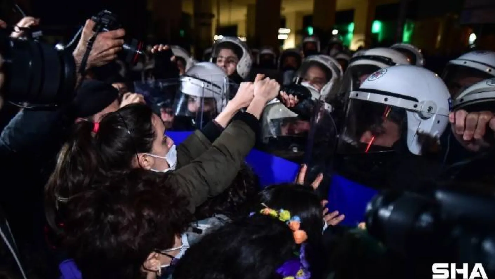 İstiklal Caddesi'nde izinsiz yürüyüş yapmak isteyen kadınlara polis engeli
