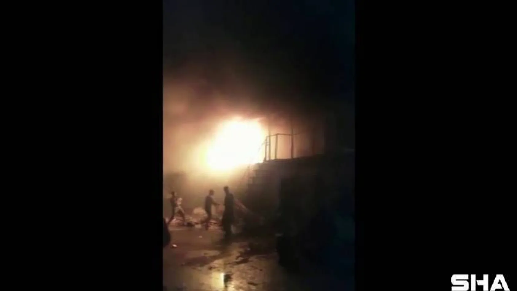 Maltepe'de yaşadıkları konteynerin yandığını gören işçiler su bidonları ile söndürmeye çalıştı