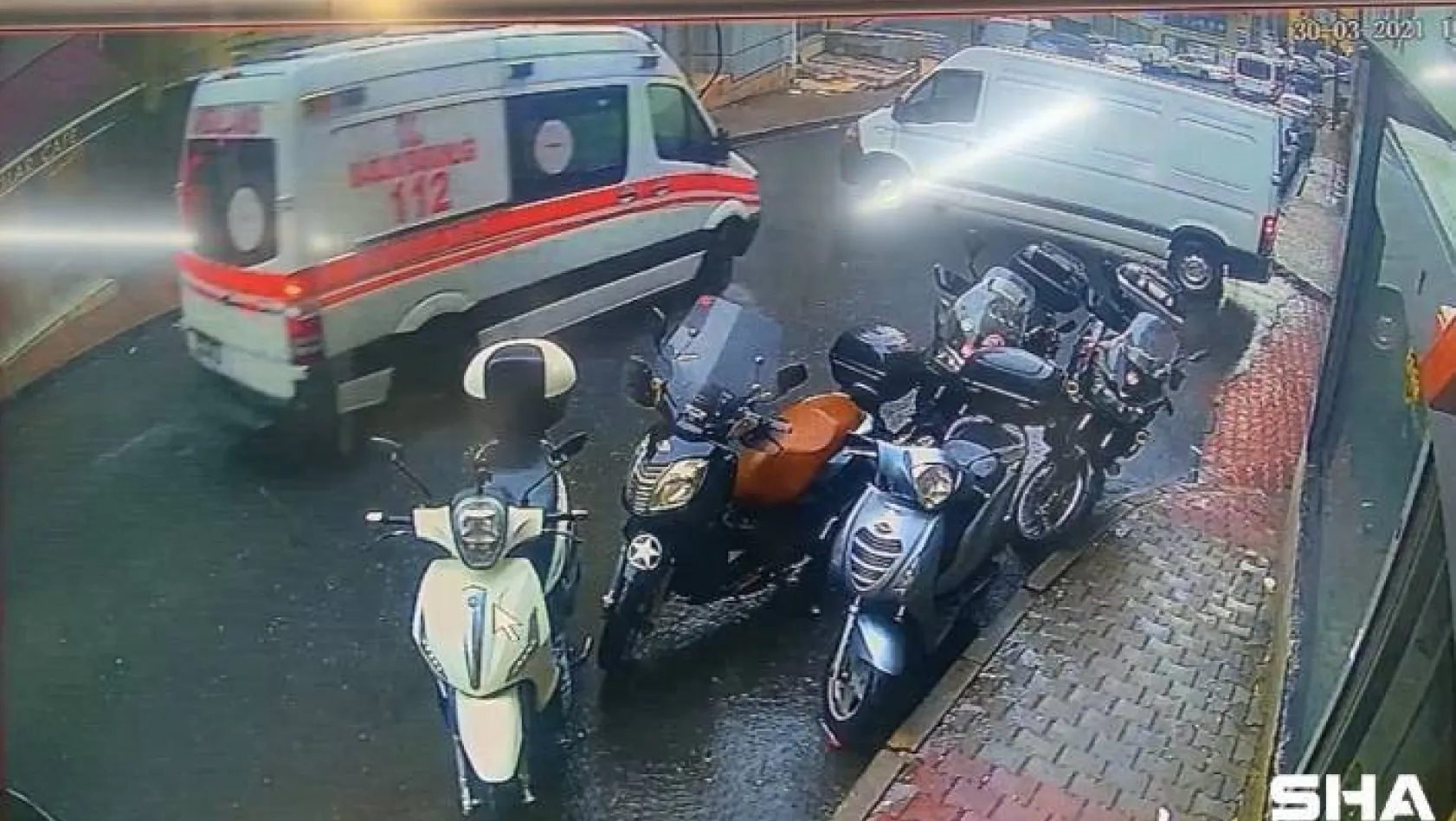 (Özel) İstanbul'da ambulans ile minibüsün çarpıştığı kaza kamerada