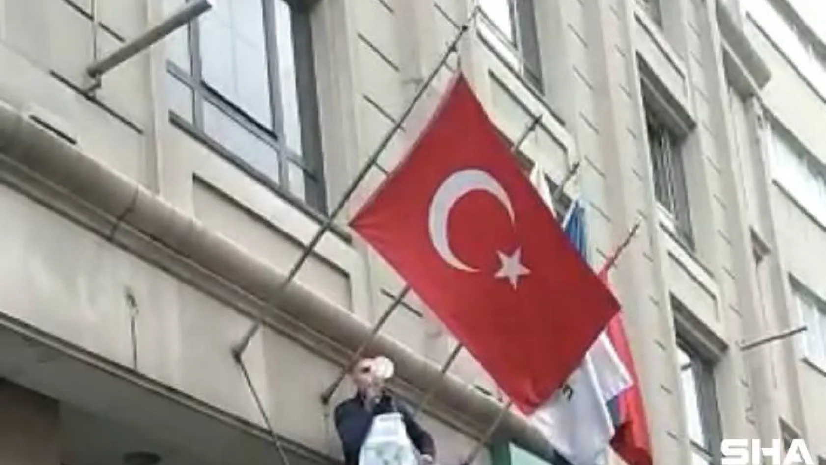 (Özel) İstanbul'un göbeğinde ilginç olay: Otel girişine tırmanıp megafonla etrafa seslendi