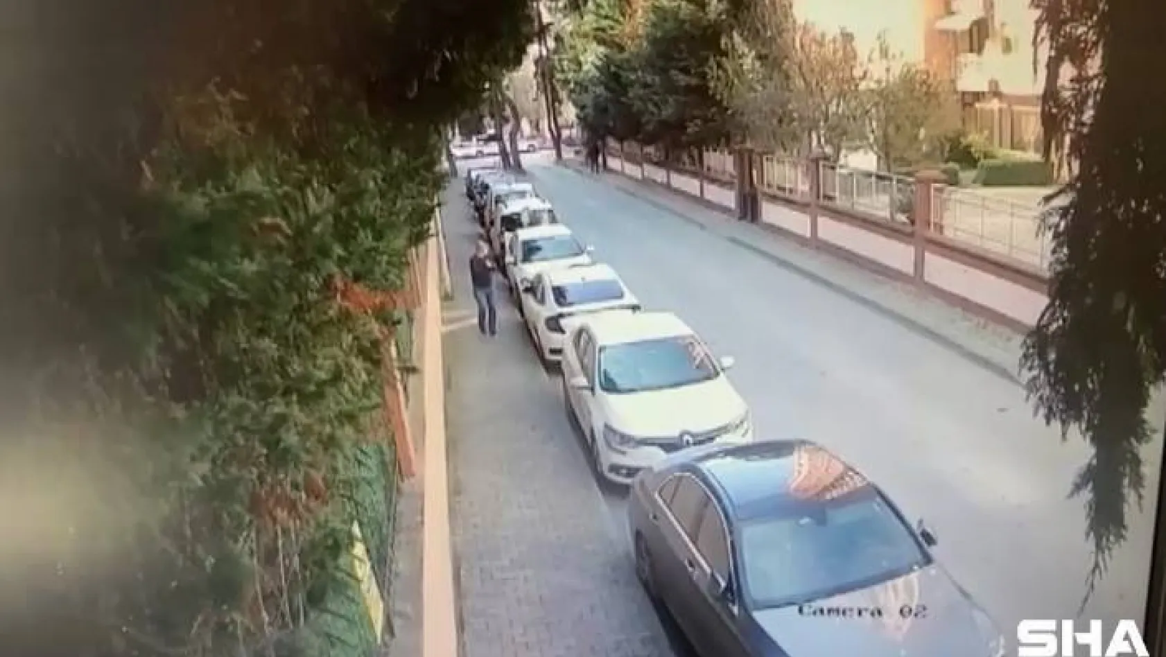 (Özel)- Kadıköy'de güpegündüz arabanın camını patlatıp, hırsızlık yaptı