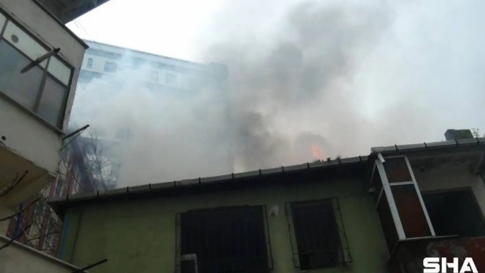 (Özel) Kağıthane'de yangın paniği: Binanın çatısı alev alev yandı