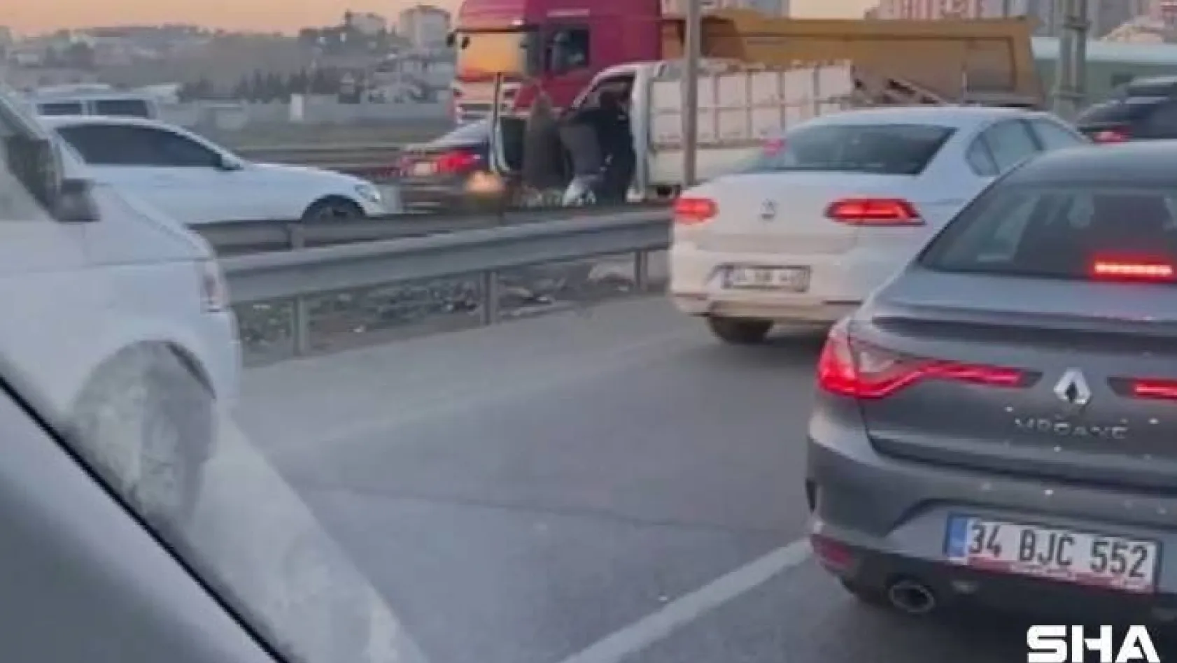 (Özel)- Şile'de trafik terörü: Aracın kapısını açıp, sürücüyü darbettiler