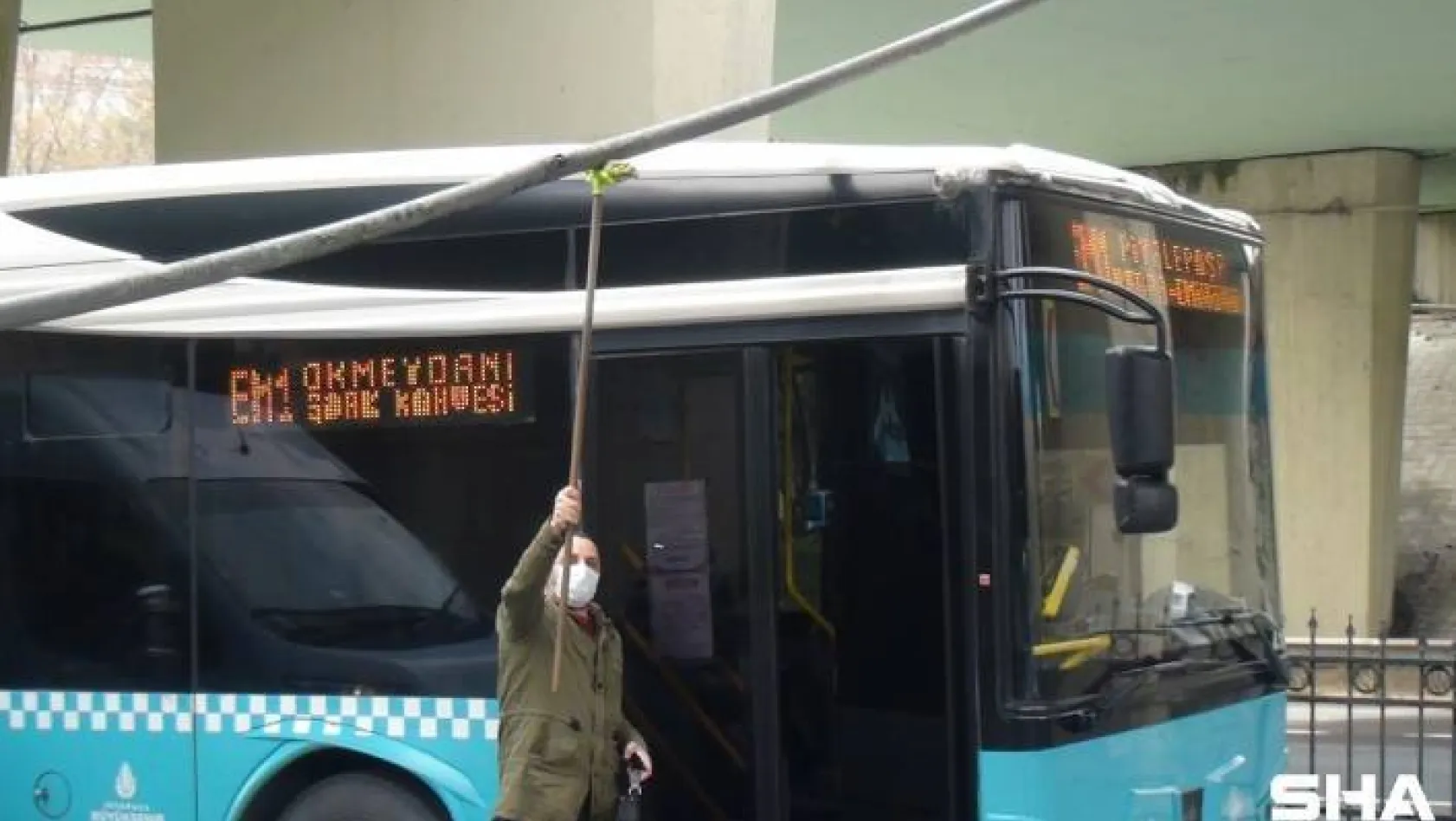 (Özel) Şişli'de yola düşen elektrik kablosuna kepçeli, otobüse fırçalı çözüm kamerada